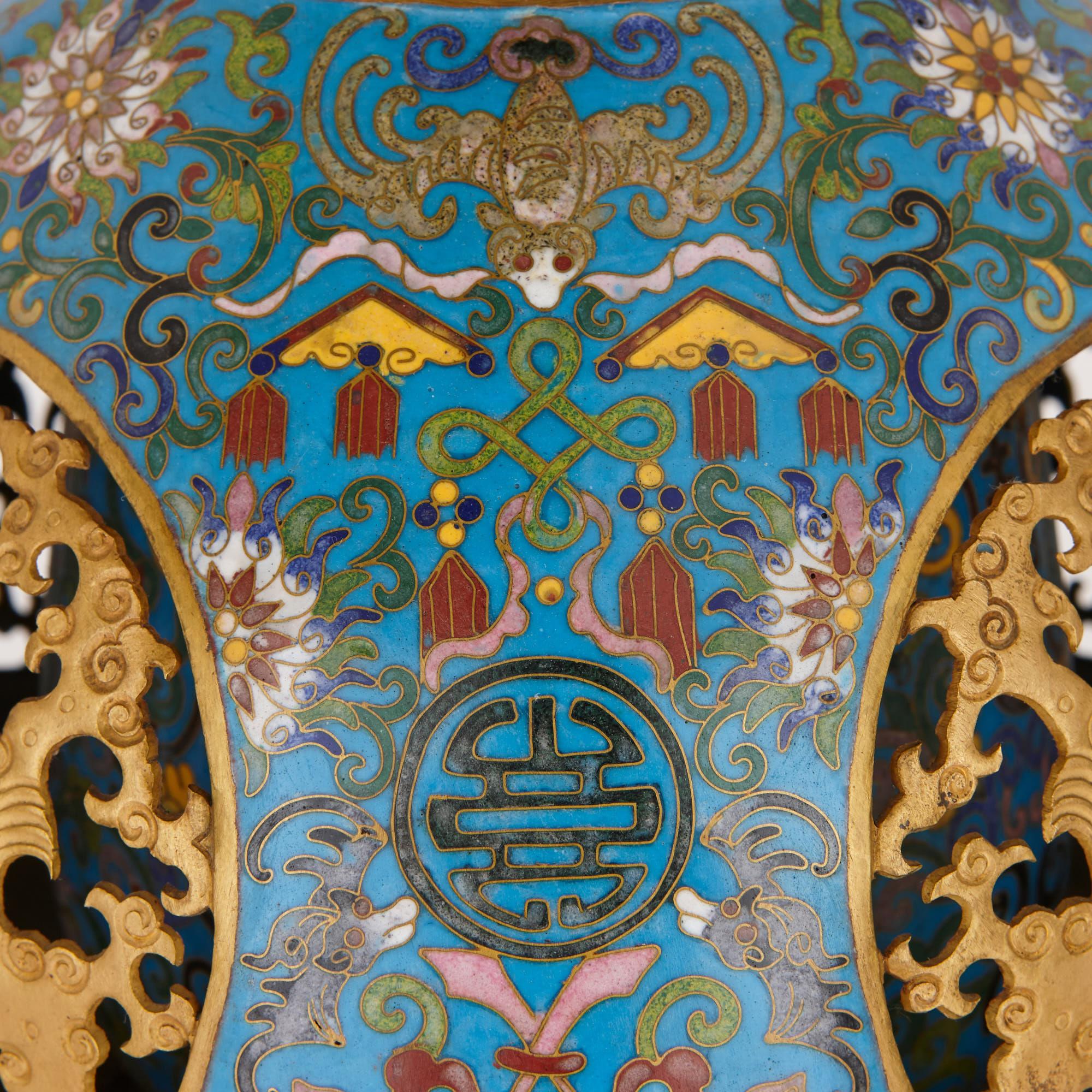 Vasen aus Cloisonné-Emaille und vergoldeter Bronze aus der späten Qing-Dynastie im Zustand „Gut“ im Angebot in London, GB