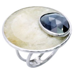 Bague cocktail en platine martelé, ornée de béryl et de tourmaline en deux couches