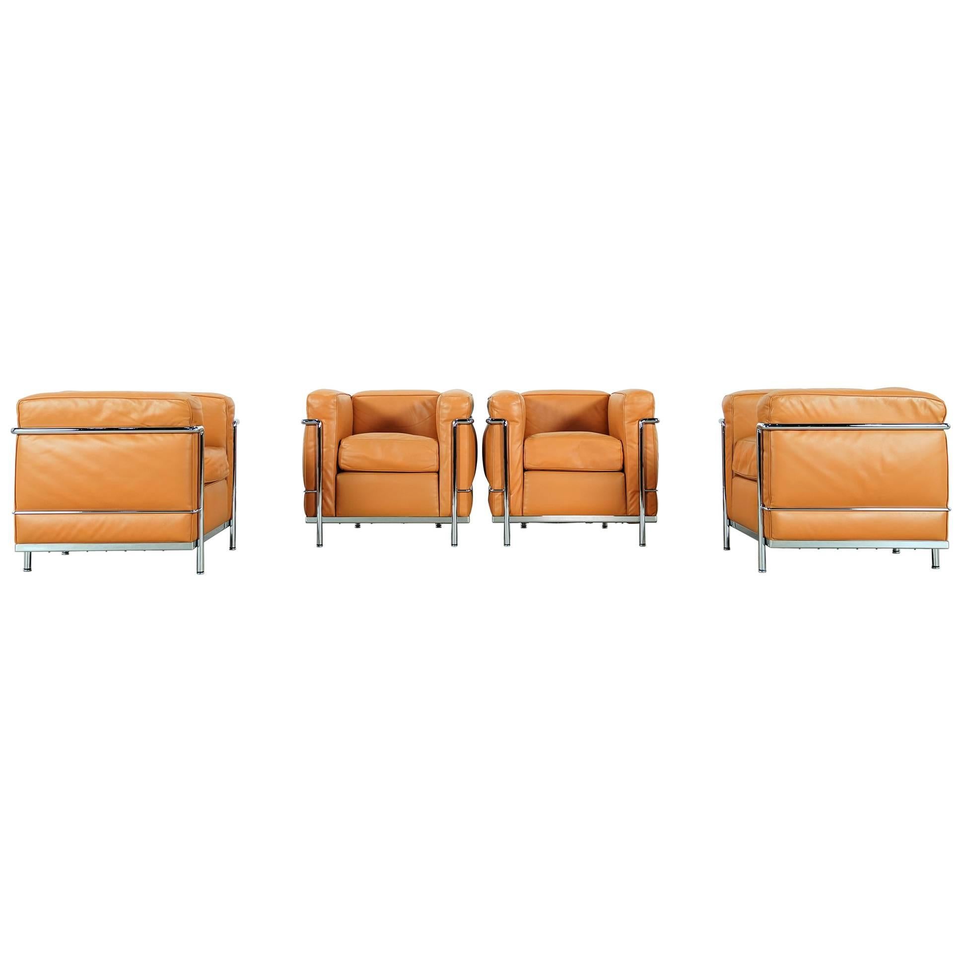 Deux chaises longues LC2 de Le Corbusier par Cassina:: cuir cognac:: signées & gravé