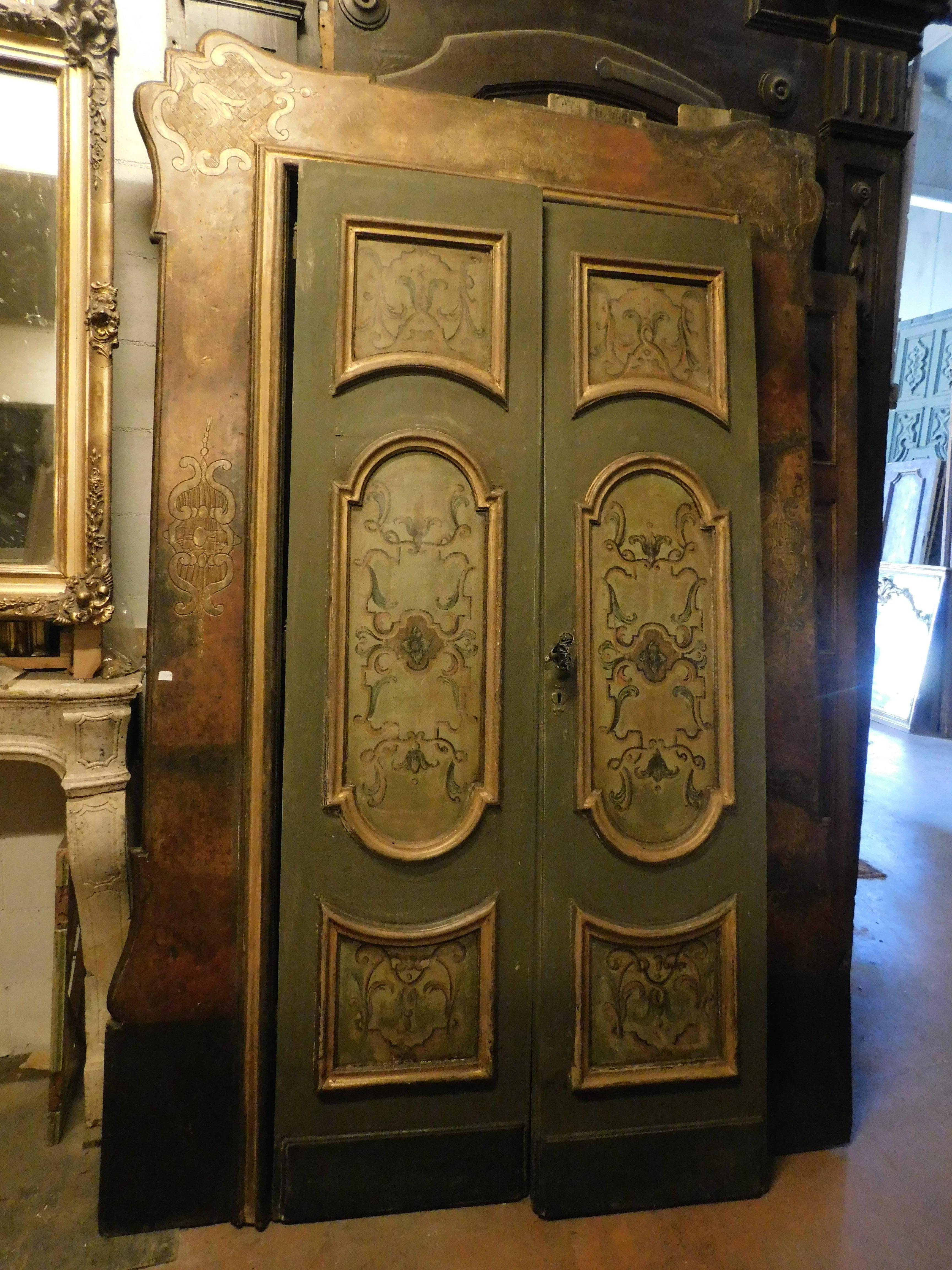 Door in lacquered wood with two doors, carved panels and with floral paintings. Complete with wavy frame with painted and sculpted decorations. Door from 18th century Italy. Suggestive and intriguing, it makes any entrance or passage between rooms