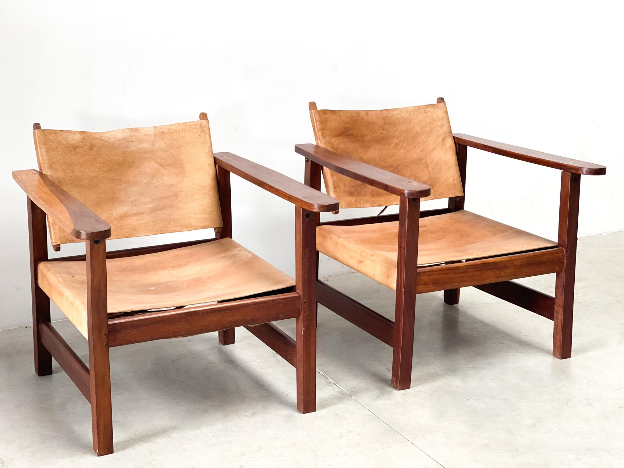 2 lounge chairs made most likely in thej 1950s in Germany. Unfortunately we do not know who designed these chairs. It must have been a small edition from a manufacturer. They both have very nice leather with just the right patina. They are in