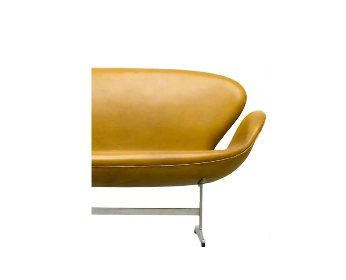 Mid-Century Modern Two Leather Swan Sofas by Arne Jacobsen for Fritz Hansen For Sale