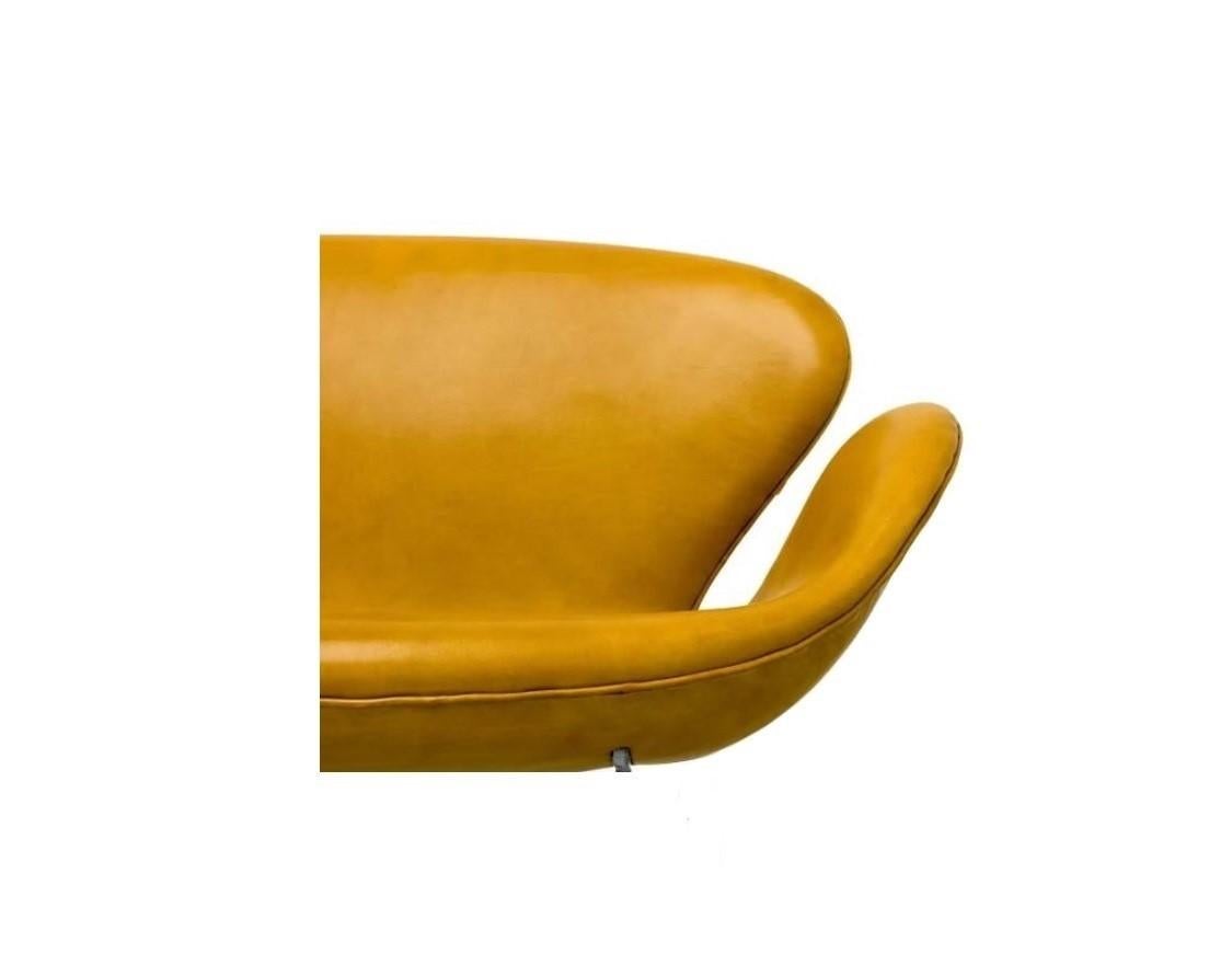 Danish Two Leather Swan Sofas by Arne Jacobsen for Fritz Hansen For Sale