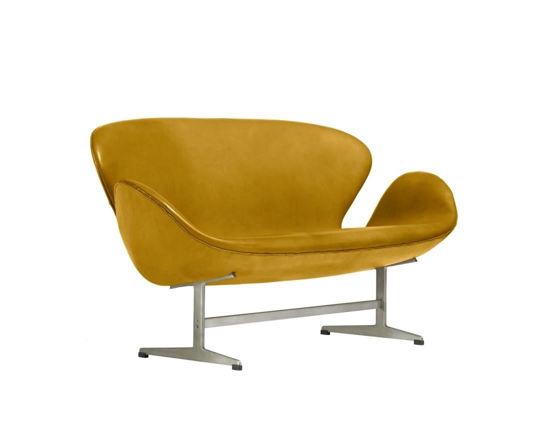 Zwei lederne Swan-Sofas von Arne Jacobsen für Fritz Hansen im Zustand „Gut“ im Angebot in Dallas, TX