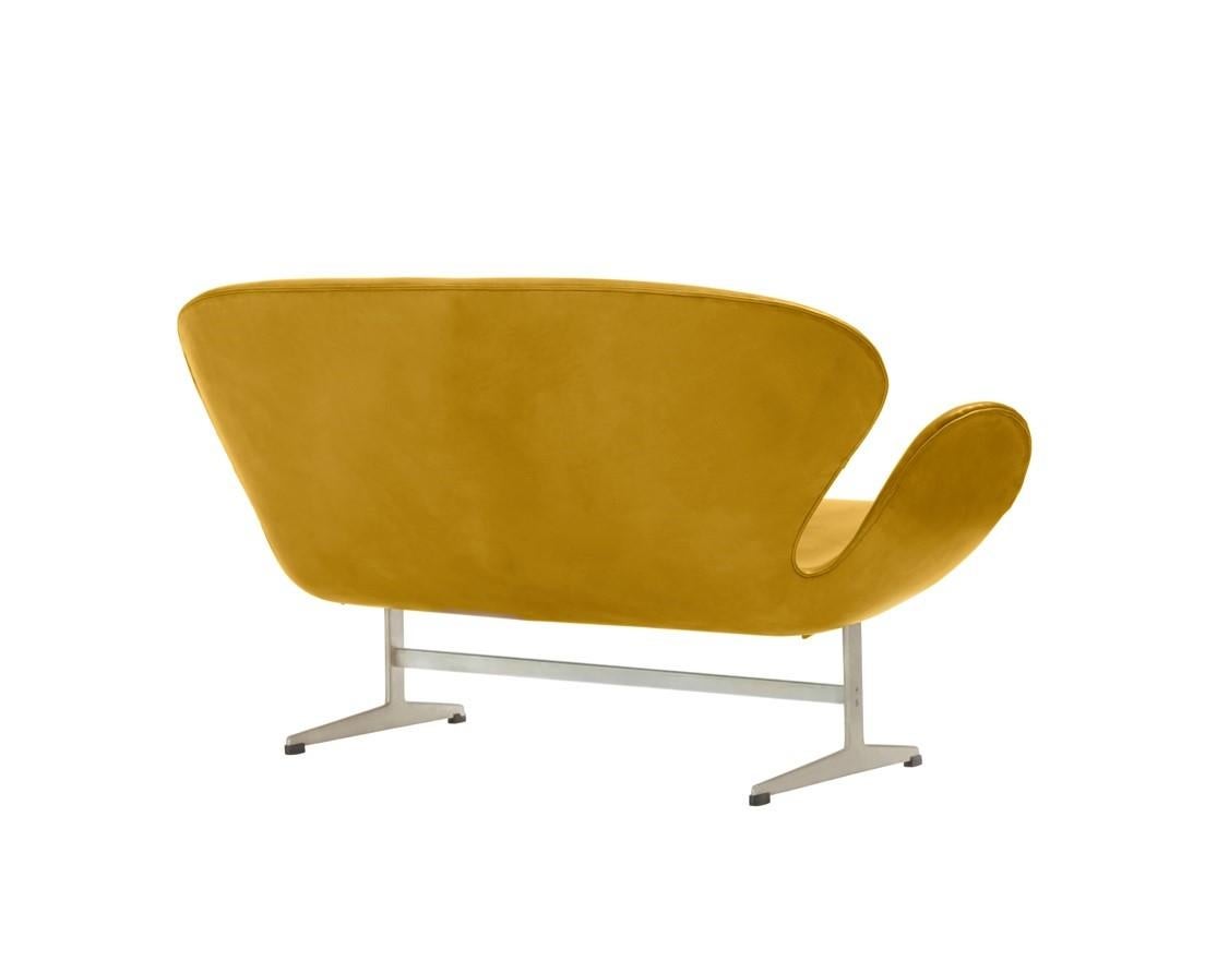 Zwei lederne Swan-Sofas von Arne Jacobsen für Fritz Hansen (Aluminium) im Angebot