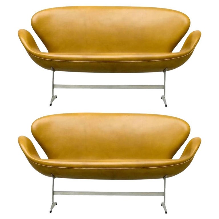 Two Leather Swan Sofas by Arne Jacobsen for Fritz Hansen For Sale at ...