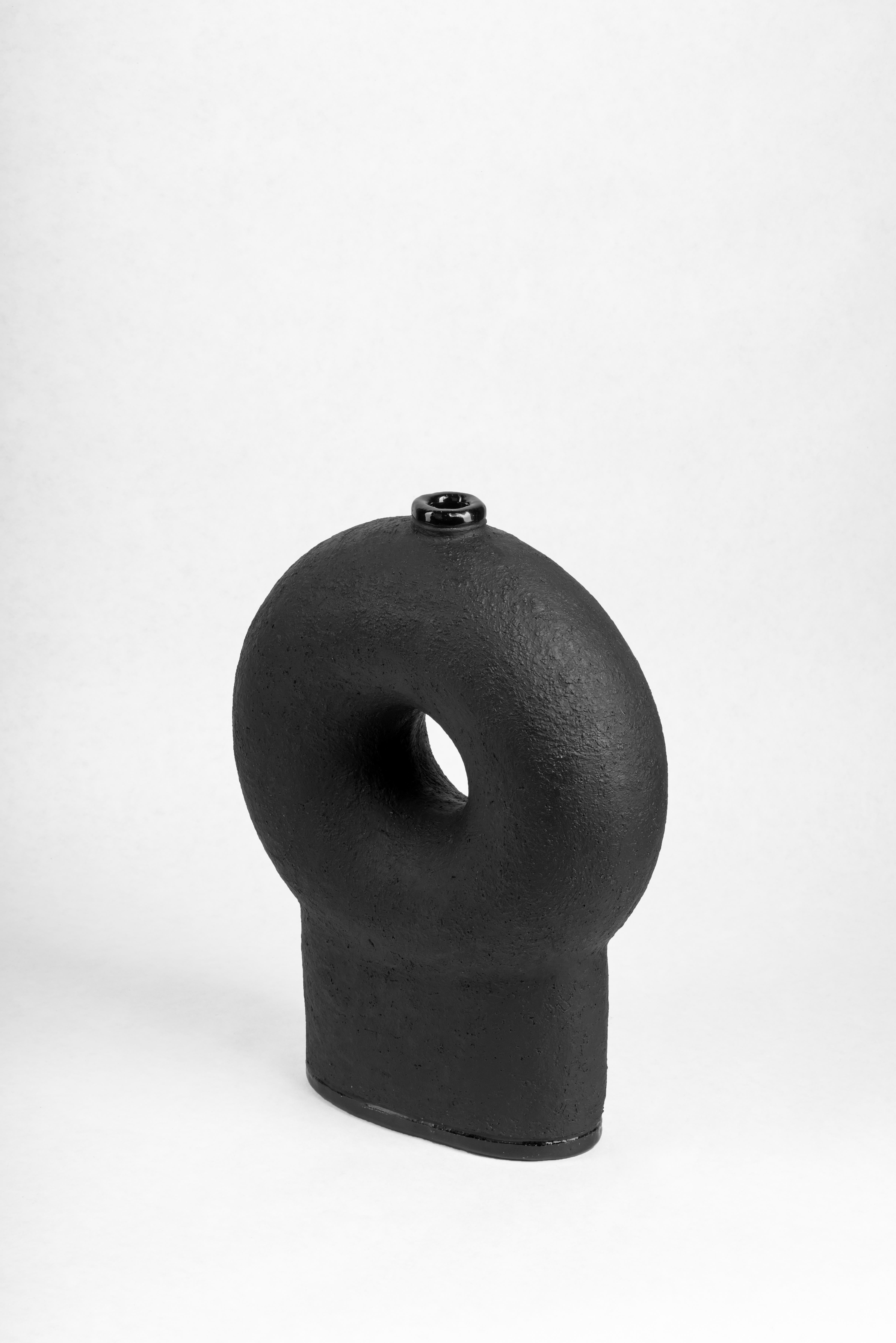 Skulpturale Keramikvase mit zwei Beinen von Faina im Angebot 8