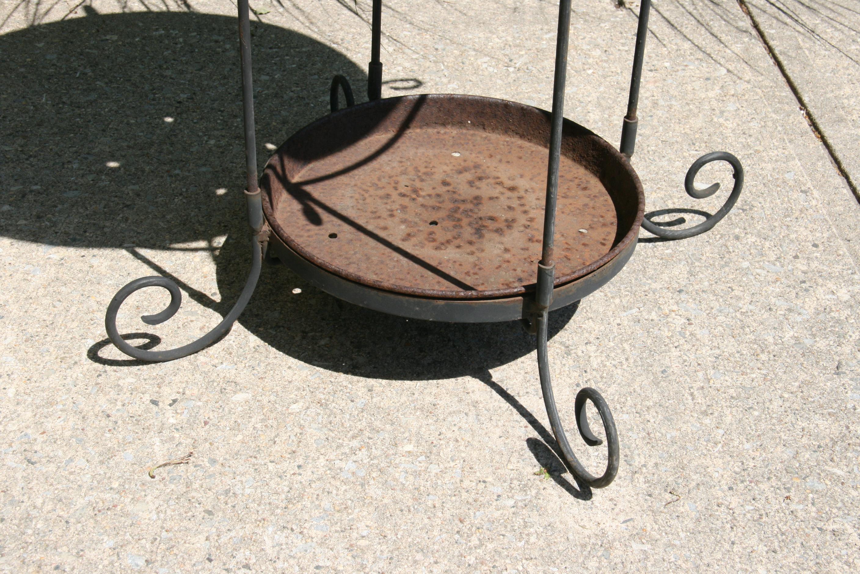 Two Level Iron Planter In Good Condition For Sale In Douglas Manor, NY