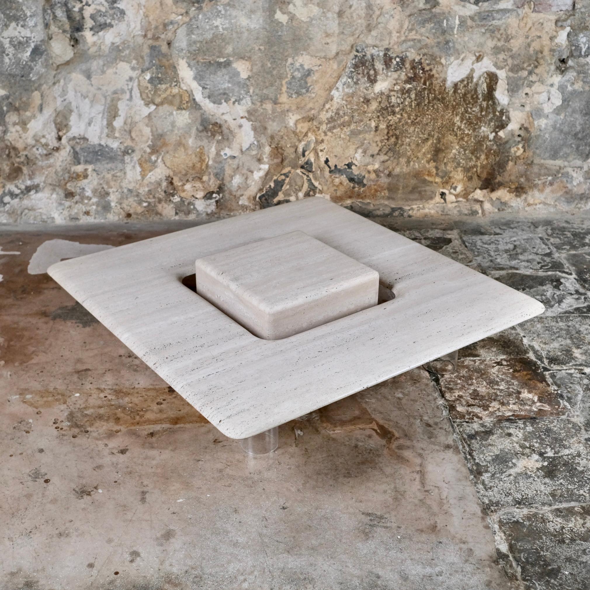 Splendido e grande tavolino quadrato in travertino realizzato negli anni '80 in Francia. 
Tavolo a due livelli, con un effetto fluttuante creato grazie a 4 piedi cilindrici in plexi.
Molto grafico!
Ottime condizioni, lievi tracce.

Dimensioni: H24,5