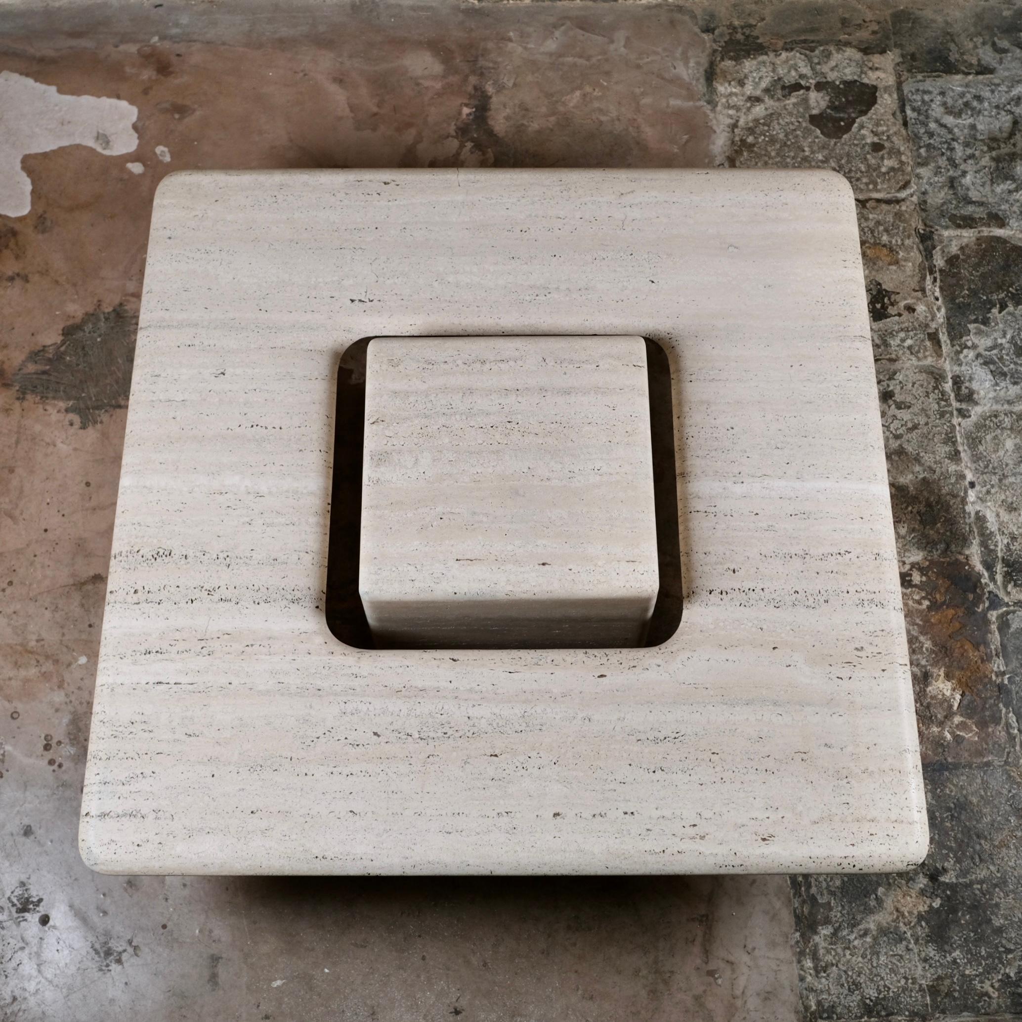 Fine XX secolo Tavolino in travertino a due livelli realizzato in Francia negli anni '80 in vendita