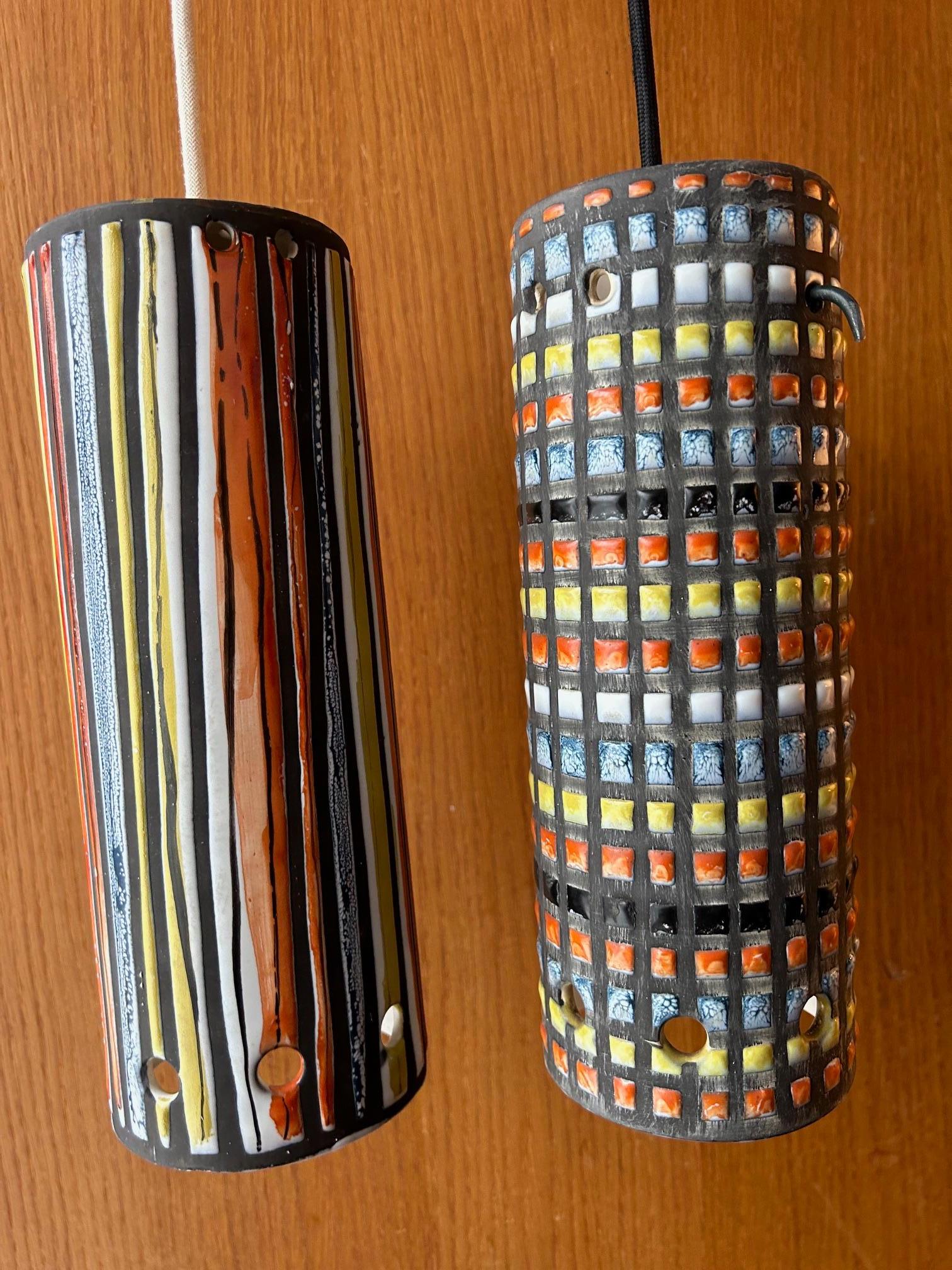 Pendente a due luci in ceramica di Roger Capron, anni '60 circa
Uno è firmato e aperto sulla parte superiore, l'altro è timbrato e chiuso sulla parte superiore.