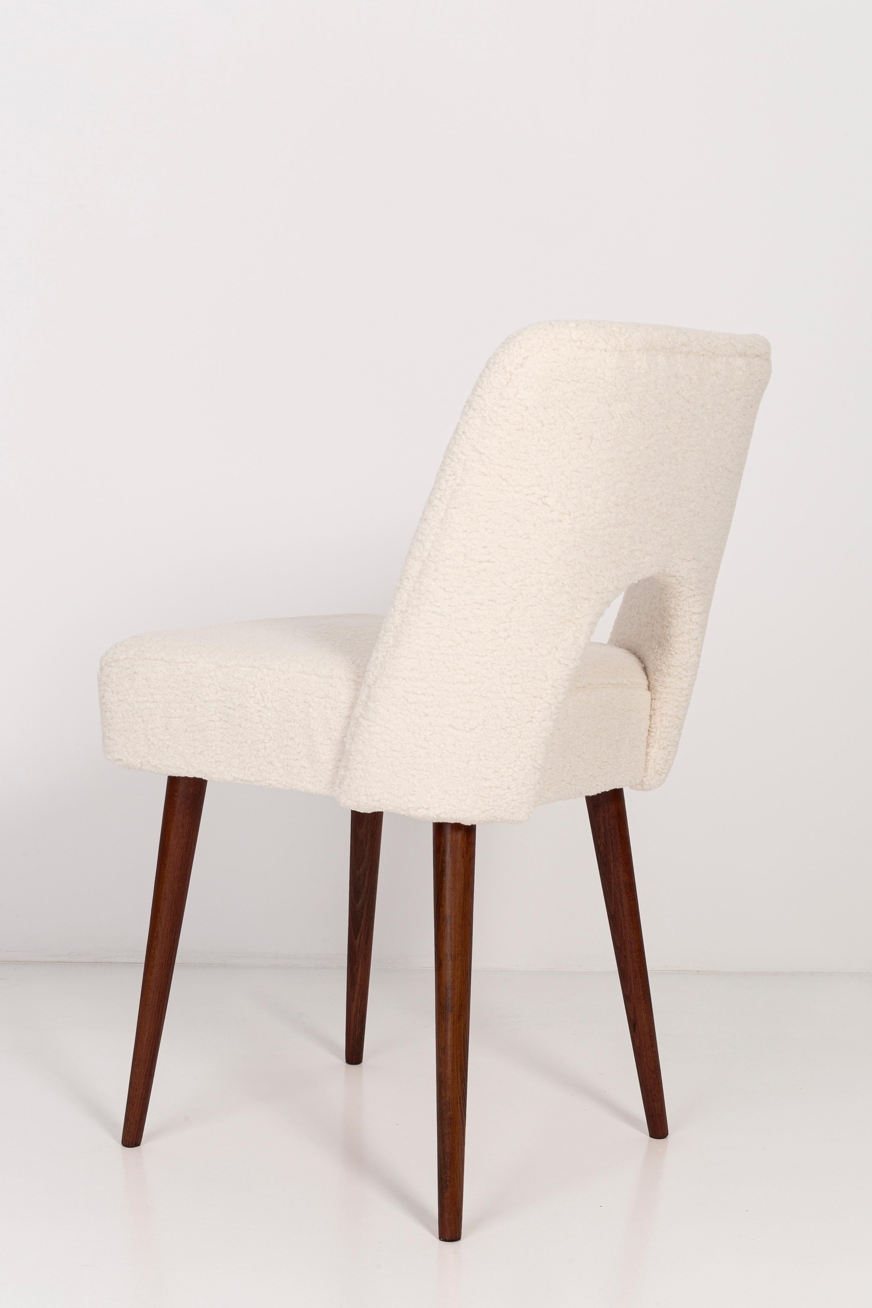 Two Light Crème Boucle 'Shell' Chairs, 1960s For Sale 1