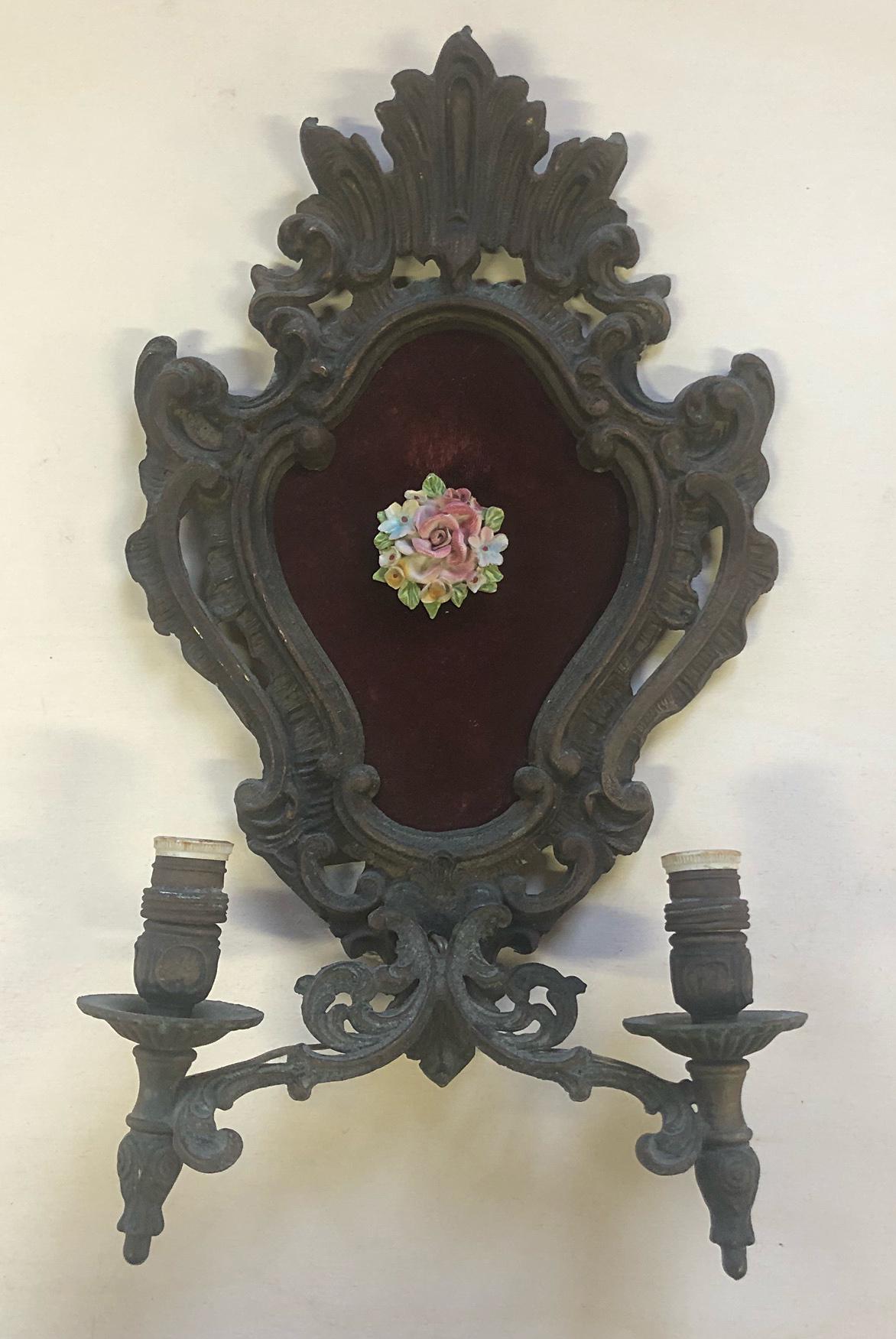 Two-light bronze wall light from the 19th century in Louis XVI style.
Given the weight and size, it will be delivered in a specific wooden case for export, packed in bubble wrap.
It comes from an old and important country house in Florence,