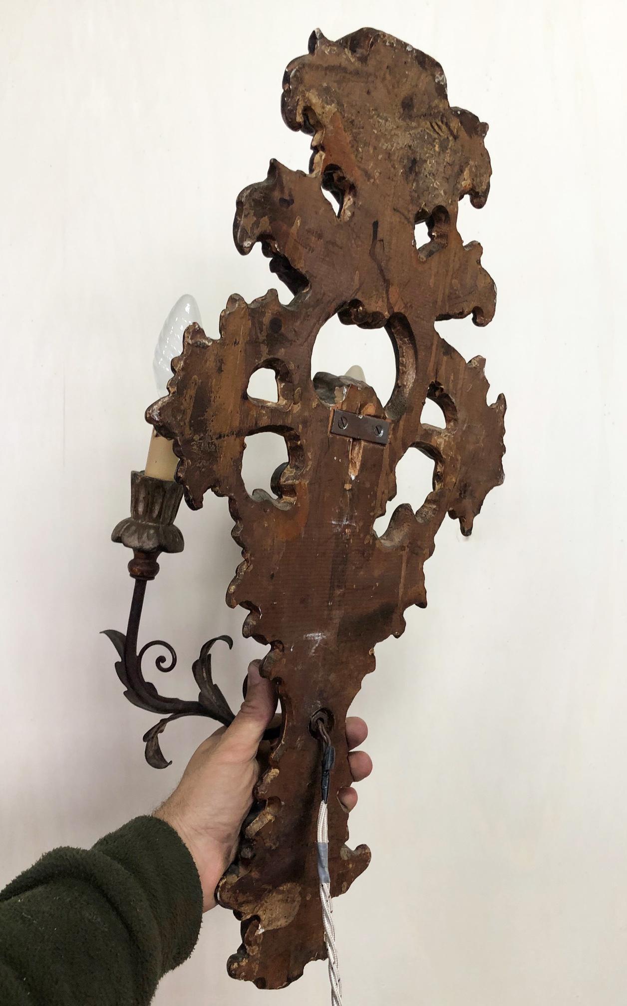 Two-light sconces brown carved wood from Italy.
The design is floreal, very elegant.
The type of attack of the bulbs is type E14.
If the voltage in your country is not 220V I suggest you ask your electrician and installer if you can use an