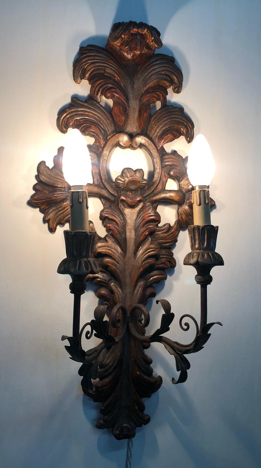 italien Appliques à deux lumières en bois sculpté marron provenant d'Italie et de Toscane en vente
