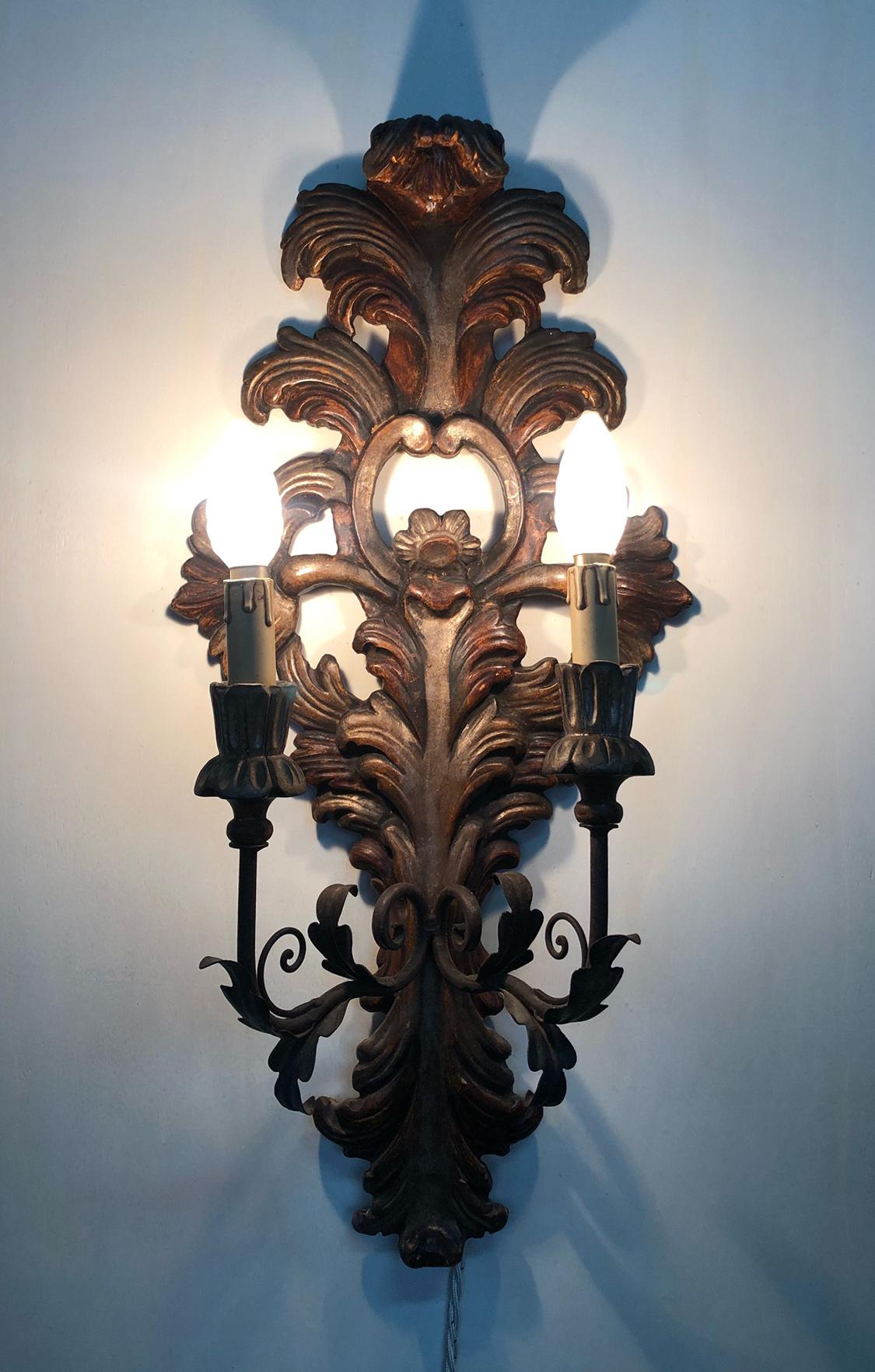 Appliques à deux lumières en bois sculpté marron provenant d'Italie et de Toscane Bon état - En vente à Buggiano, IT