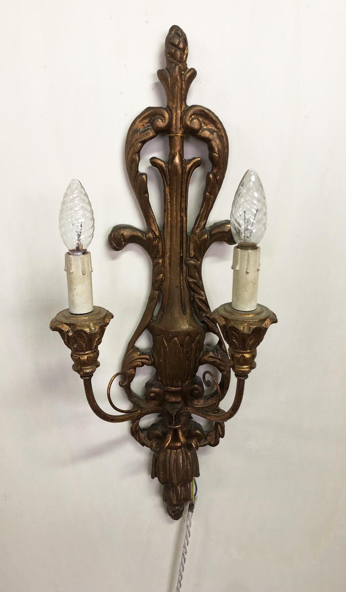 Two-light sconces brown carved wood from Italy.
The design is very elegant.
The type of attack of the bulbs is type E14.
If the voltage in your country is not 220V I suggest you ask your electrician and installer if you can use an adapter or a