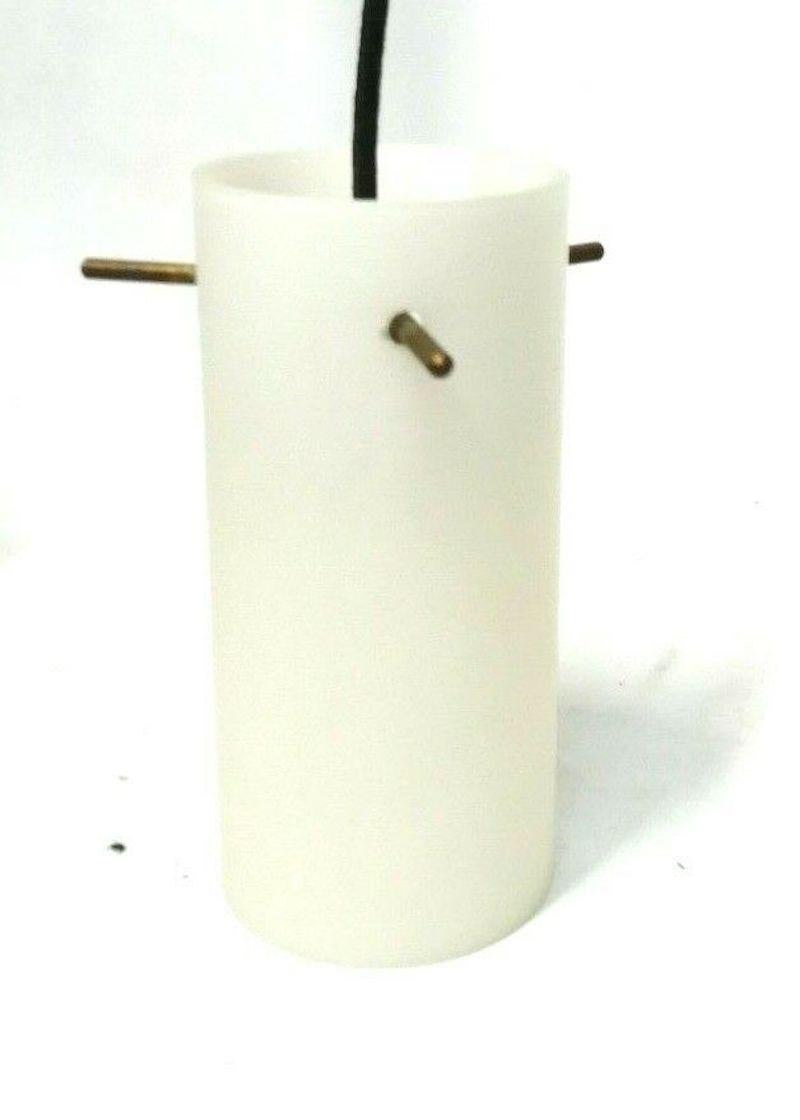 Lustre original des années 60, Stilnovo attribué, composé 
par deux lumières en verre opalin dépoli réglées en hauteur par une barre métallique, couvercle en fil de laiton

Il mesure environ 110/115 cm de hauteur, le verre mesure 17 cm de hauteur