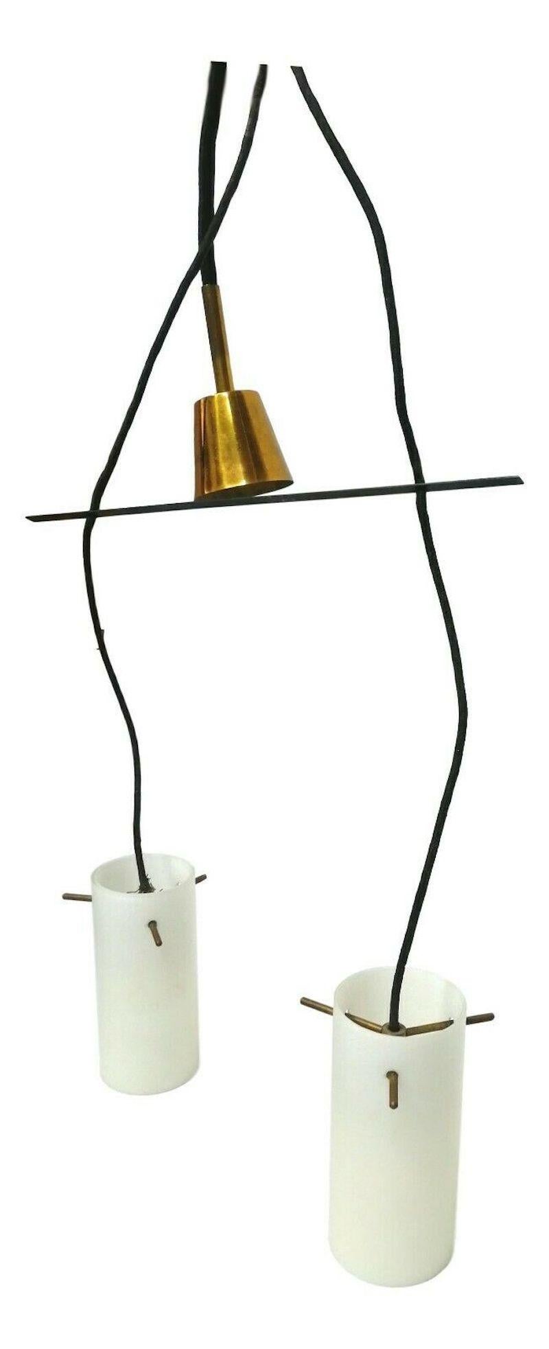 italien Lustre à deux lumières en verre opalin attribué à Stilnovo, 1960s en vente