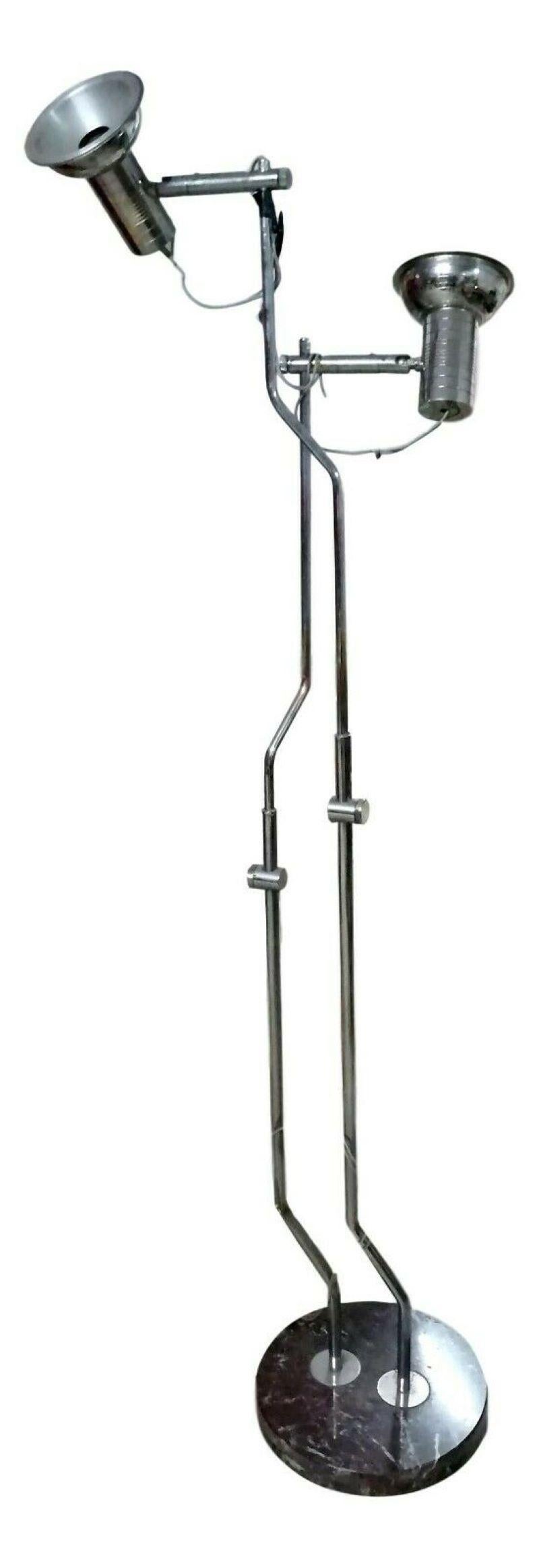 splendid original floor lamp from the 70s, steel structure with double central joint, pair of aluminum diffuser with arms and joints adjustable in all positions

the lamp can assume different configurations due to all the joints present on the