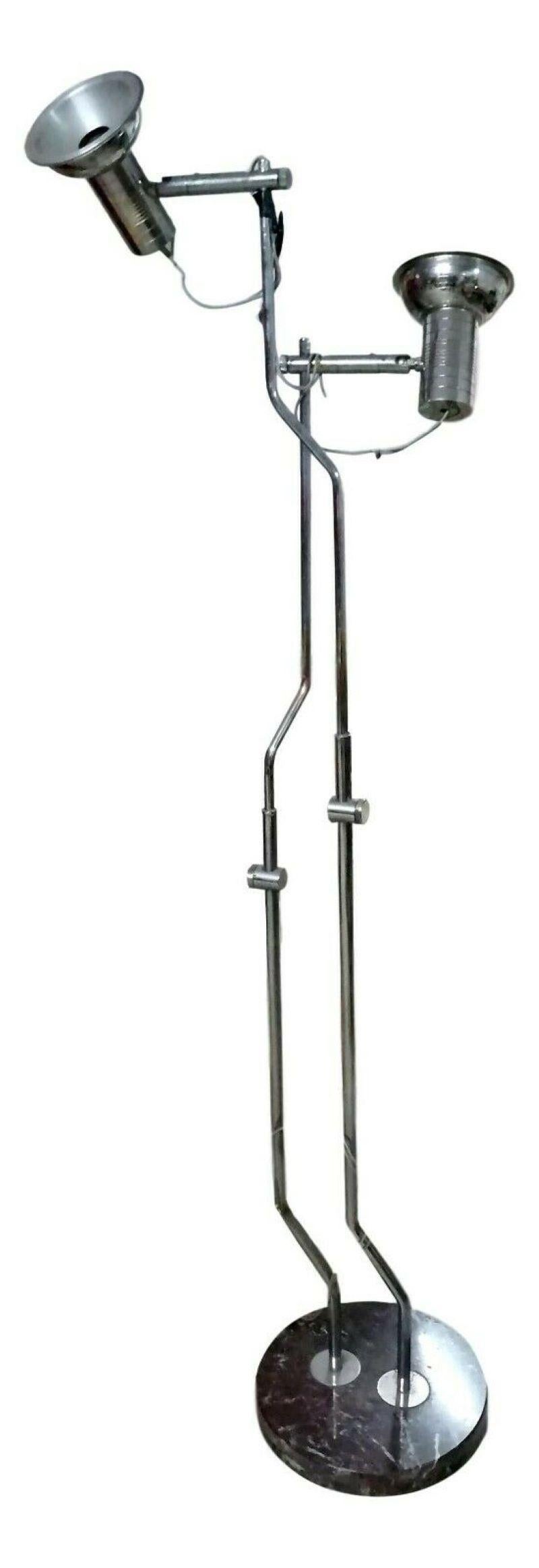 splendida lampada da terra originale degli anni '70, struttura in acciaio con doppio snodo centrale, coppia di diffusori in alluminio con bracci e snodi regolabili in tutte le posizioni

la lampada può assumere diverse configurazioni grazie a