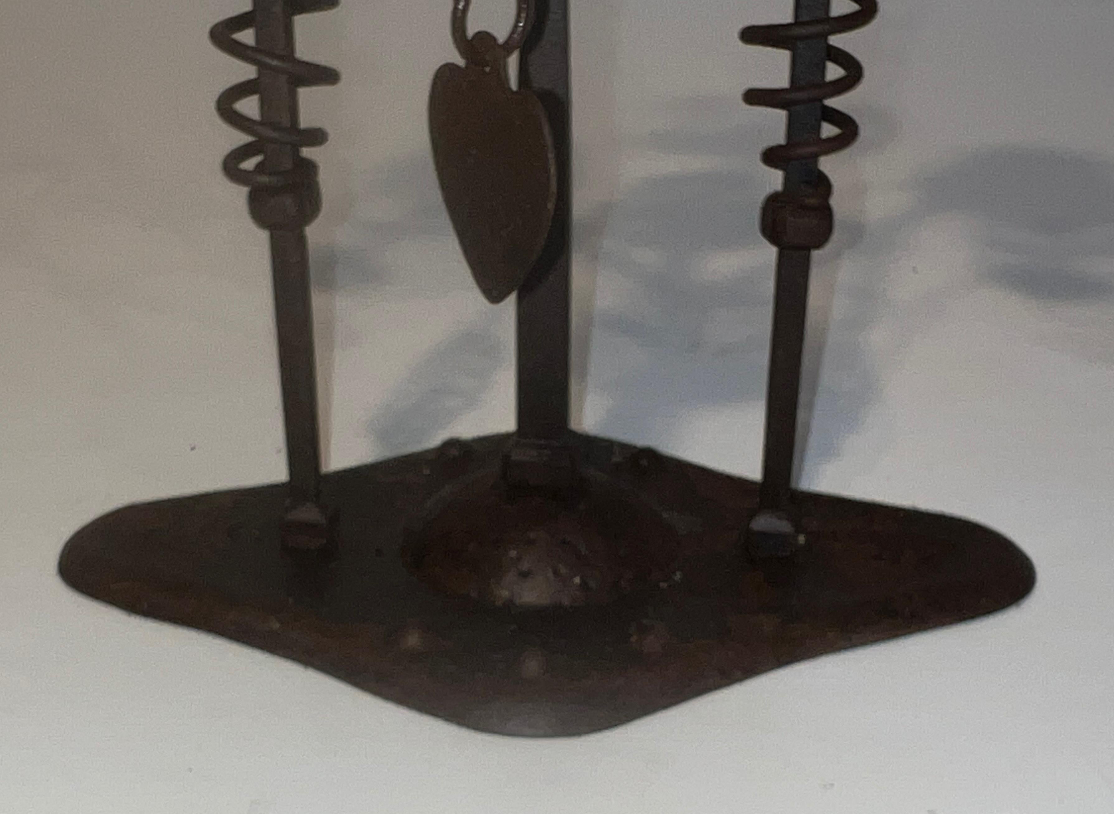 Chandelier à deux lumières en fer forgé représentant un cygne en vente 3