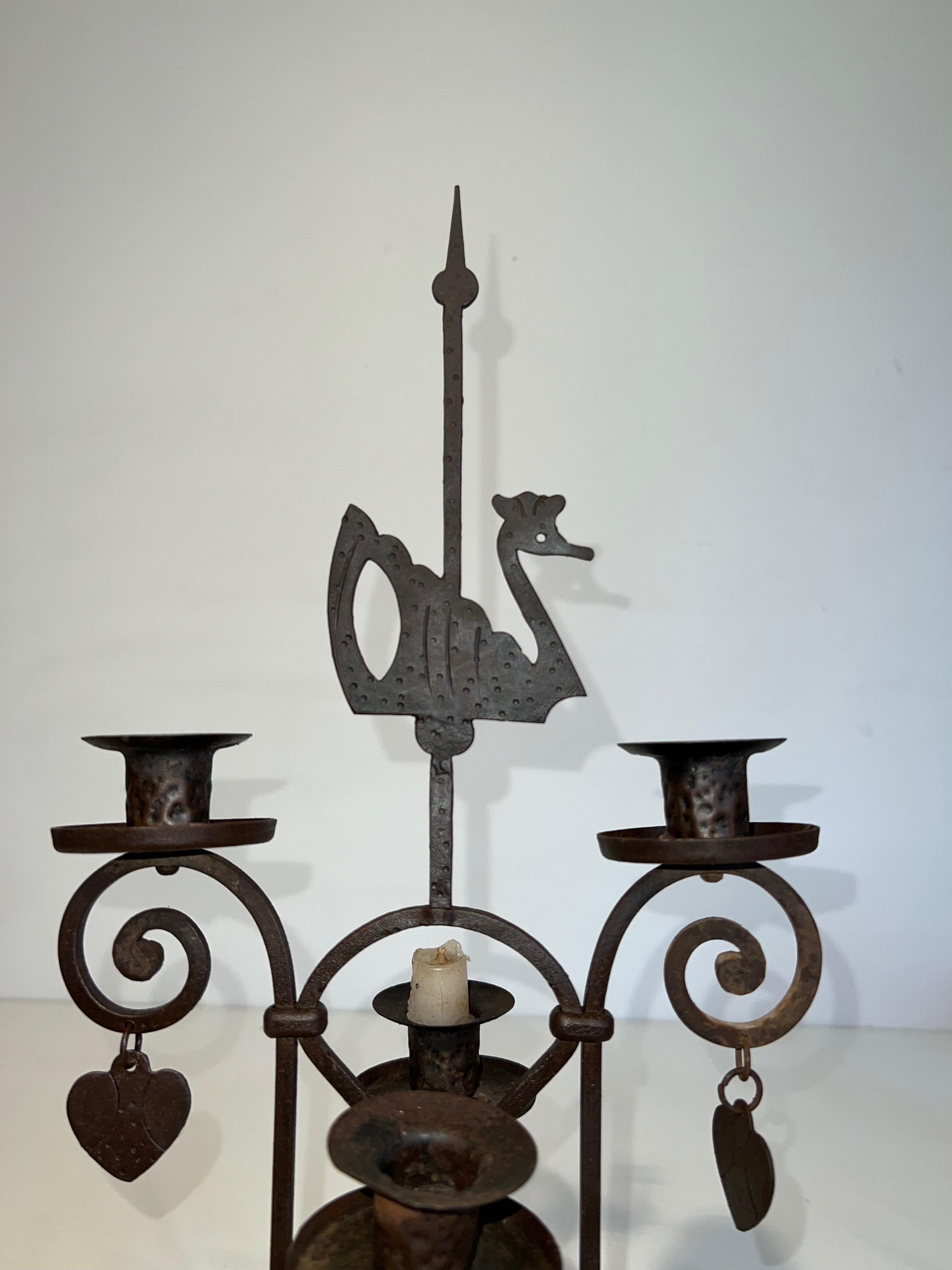Chandelier à deux lumières en fer forgé représentant un cygne en vente 4