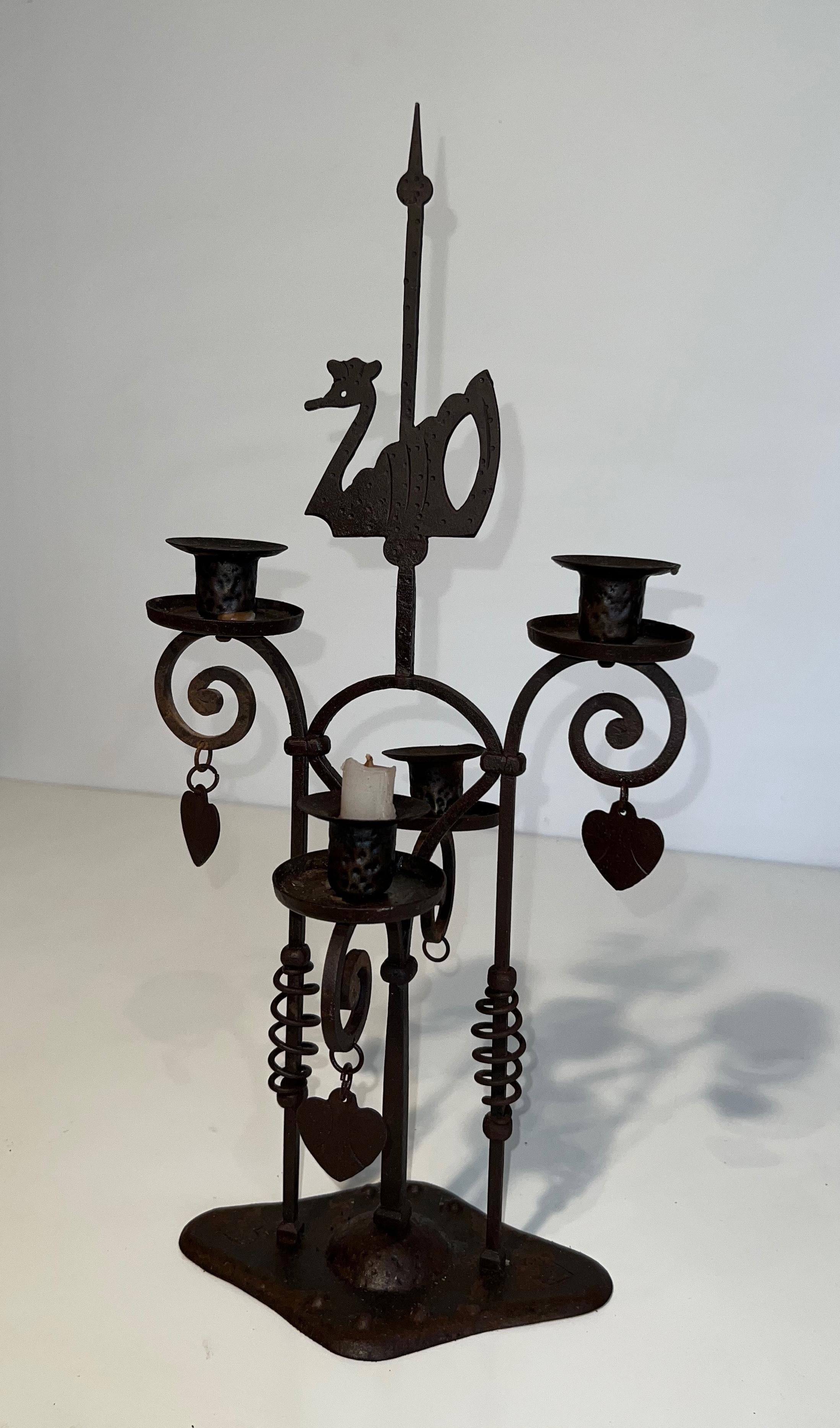 Cette très belle lampe à deux lumières est très décorative  Chandelier en fer forgé représentant un cygne. Il s'agit d'un ouvrage français. Circa 1950