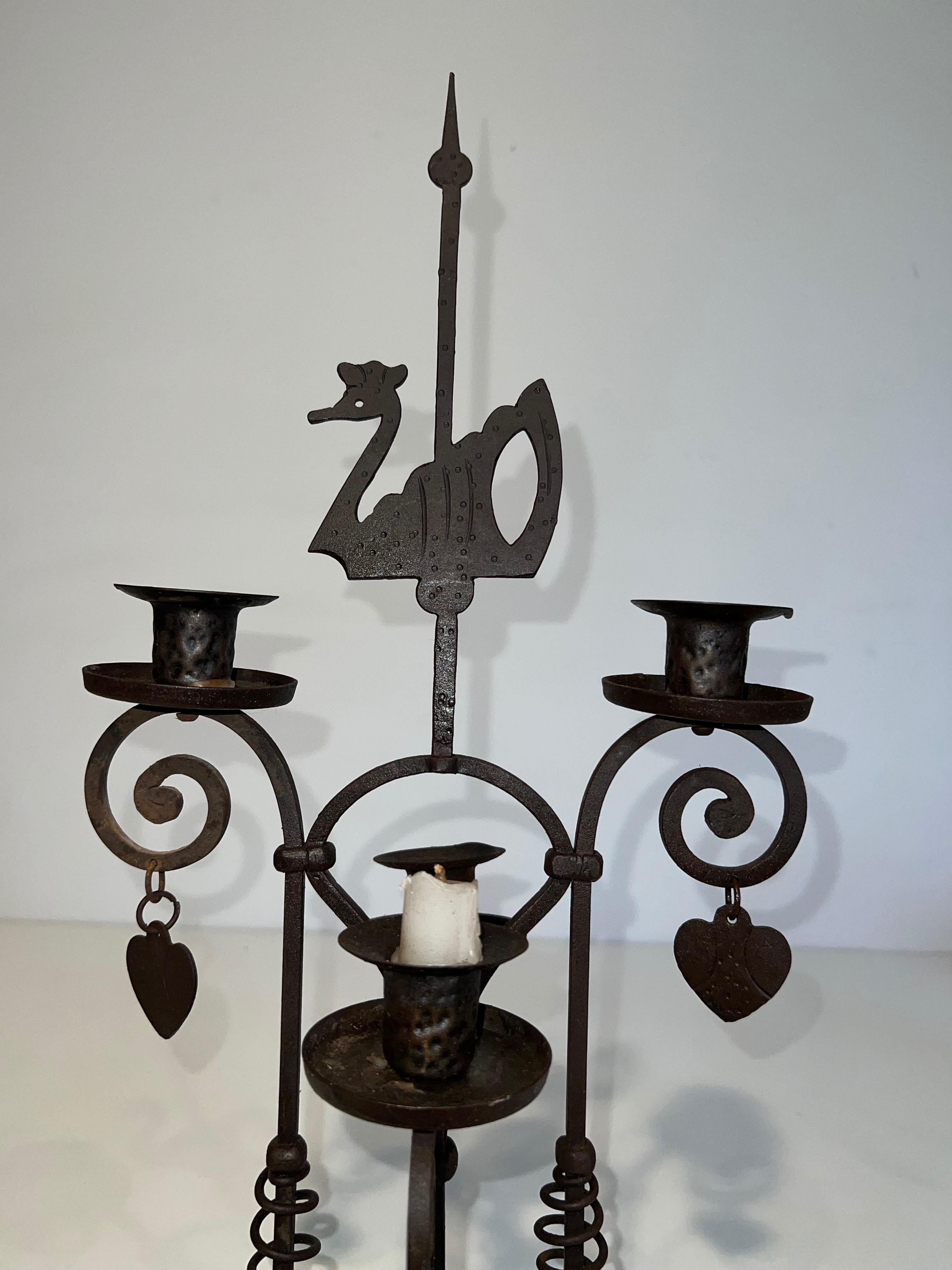 Français Chandelier à deux lumières en fer forgé représentant un cygne en vente