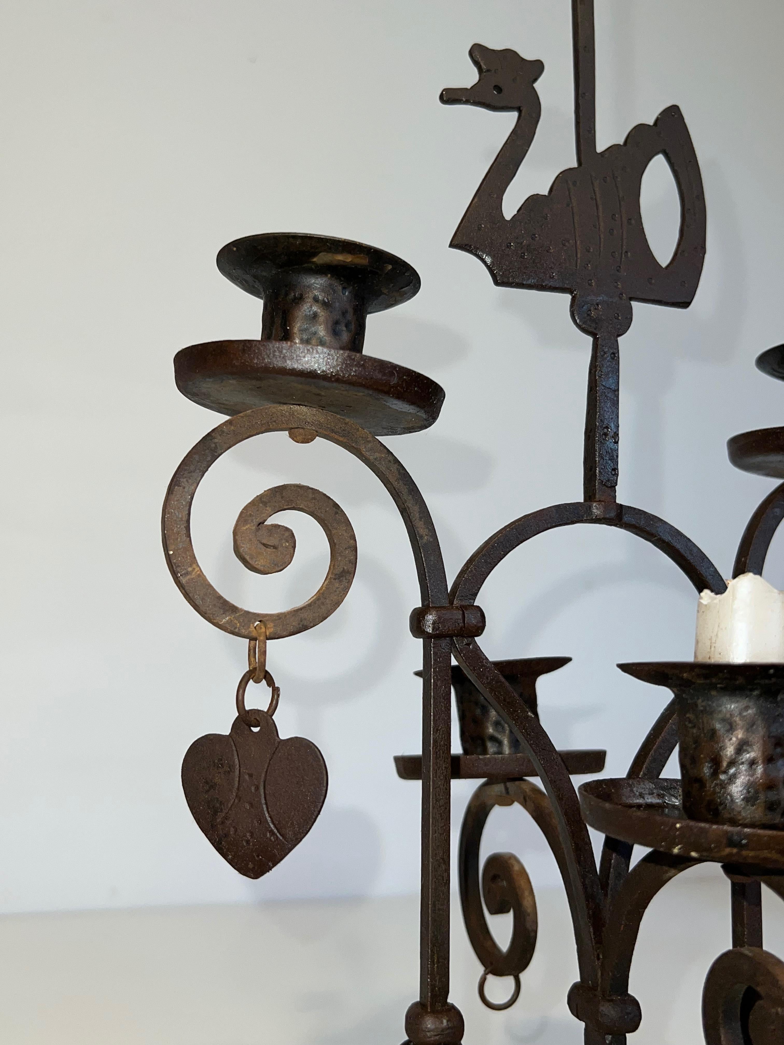 Milieu du XXe siècle Chandelier à deux lumières en fer forgé représentant un cygne en vente