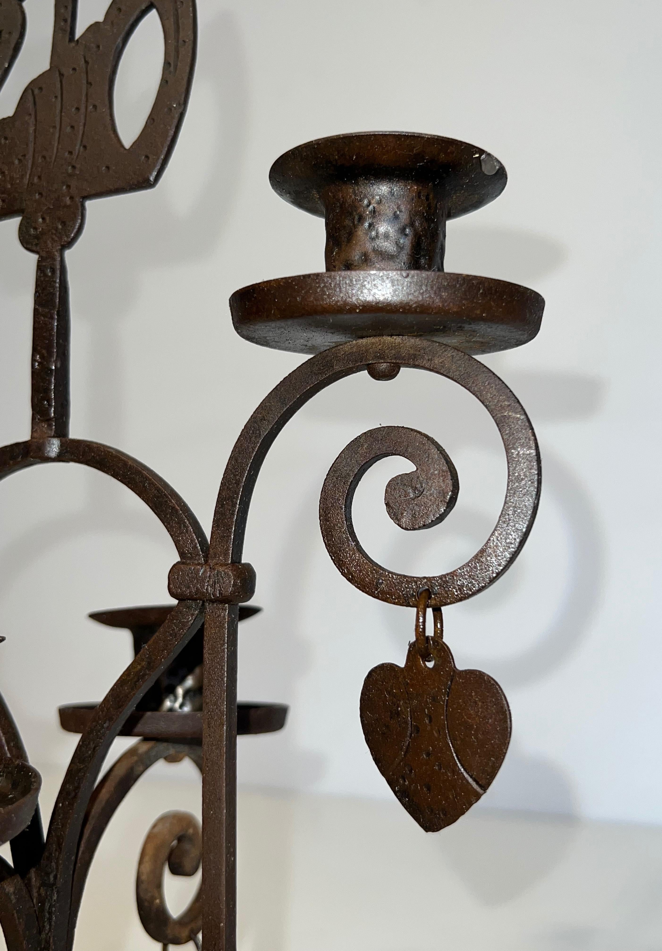 Chandelier à deux lumières en fer forgé représentant un cygne en vente 1
