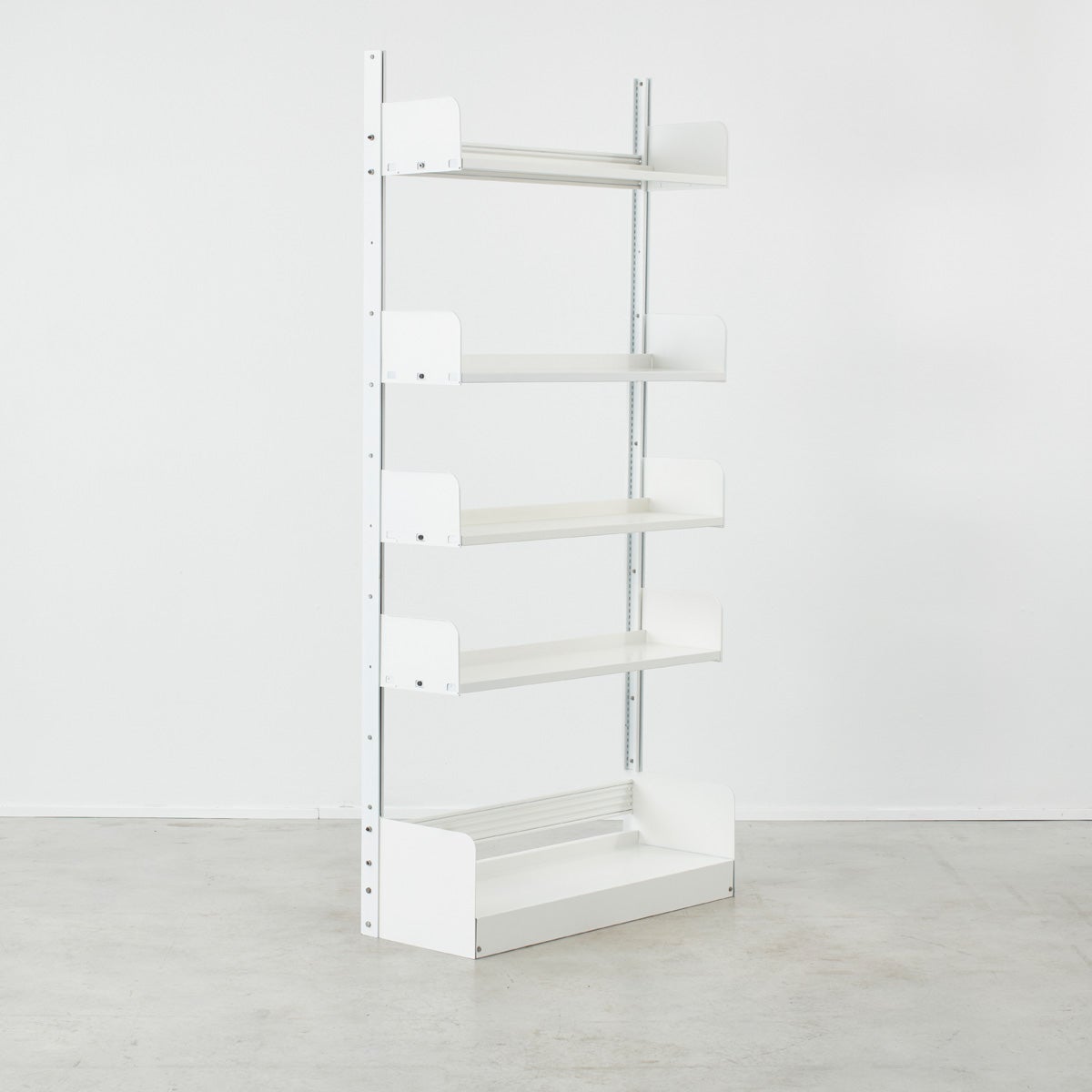 These modest and strong shelves were manufactured by Lips Vago: a joining of the Italian blacksmith company Vago and the Dutch locker company Lips. They designed models for archives and libraries, this shelving unit was an outcome of the