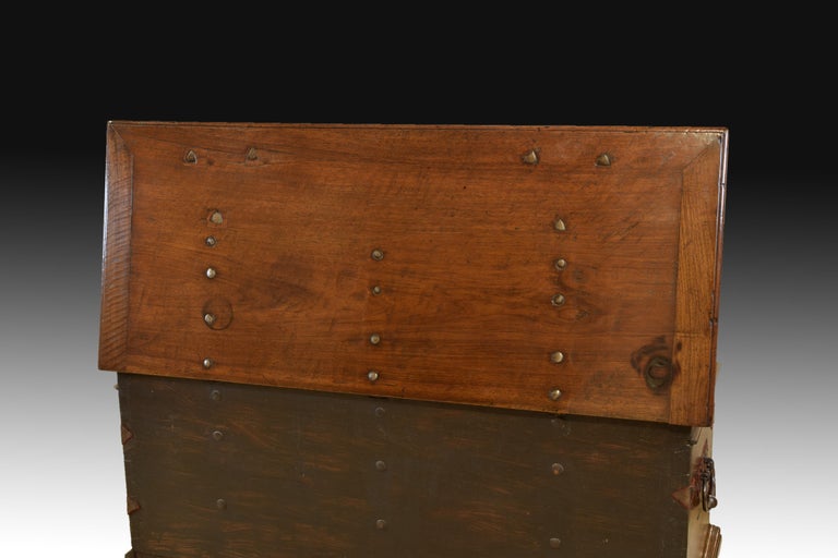 Two Locks Chest, Walnut, Wrought Iron, Castille, Spain, 17th Century In Good Condition For Sale In Madrid, ES
