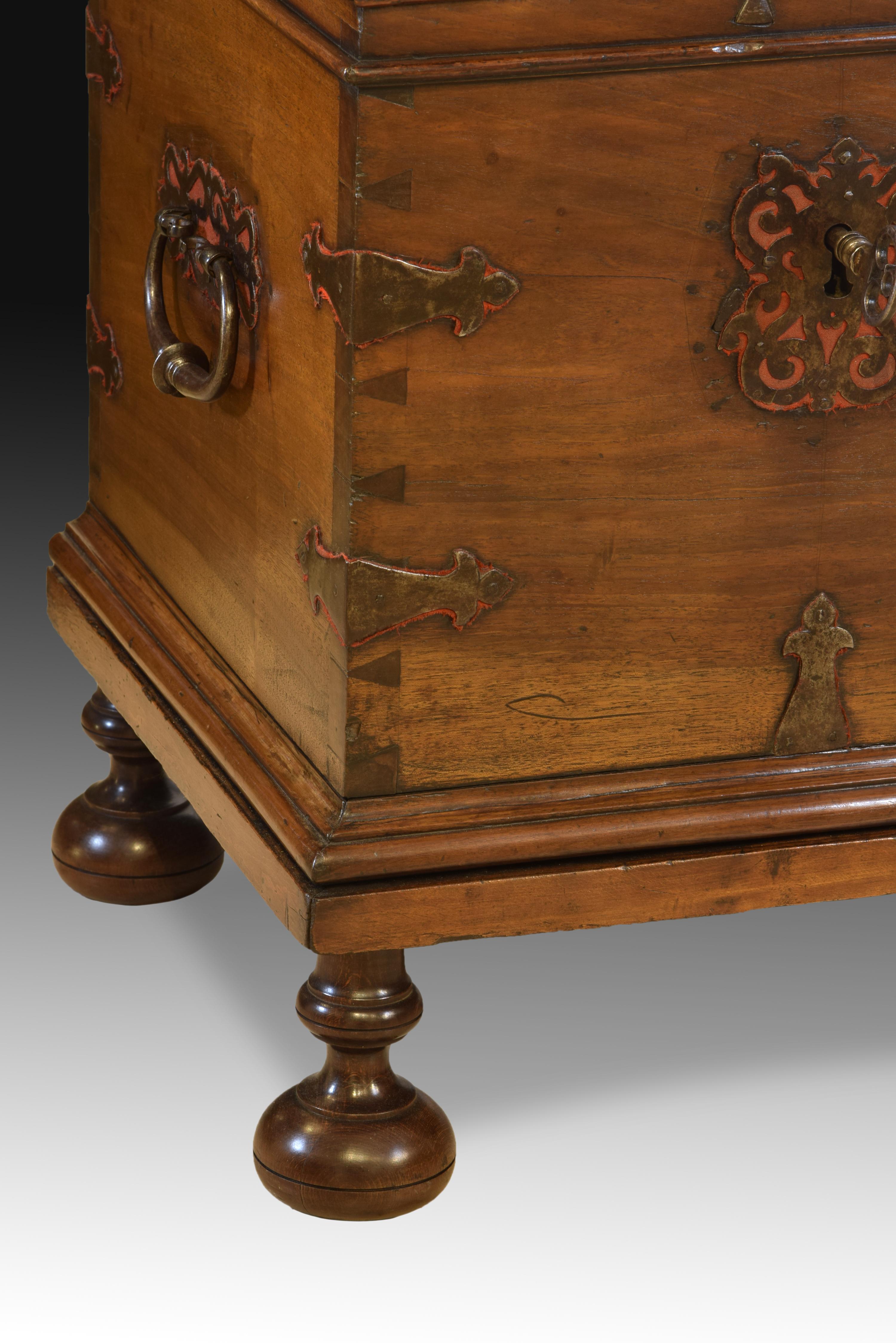 Two Locks Chest, Walnut, Wrought Iron, Castille, Spain, 17th Century In Good Condition In Madrid, ES