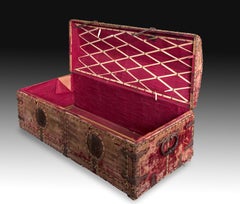 Forziere a due ante, Wood, ferro, tessuto, XVII secolo