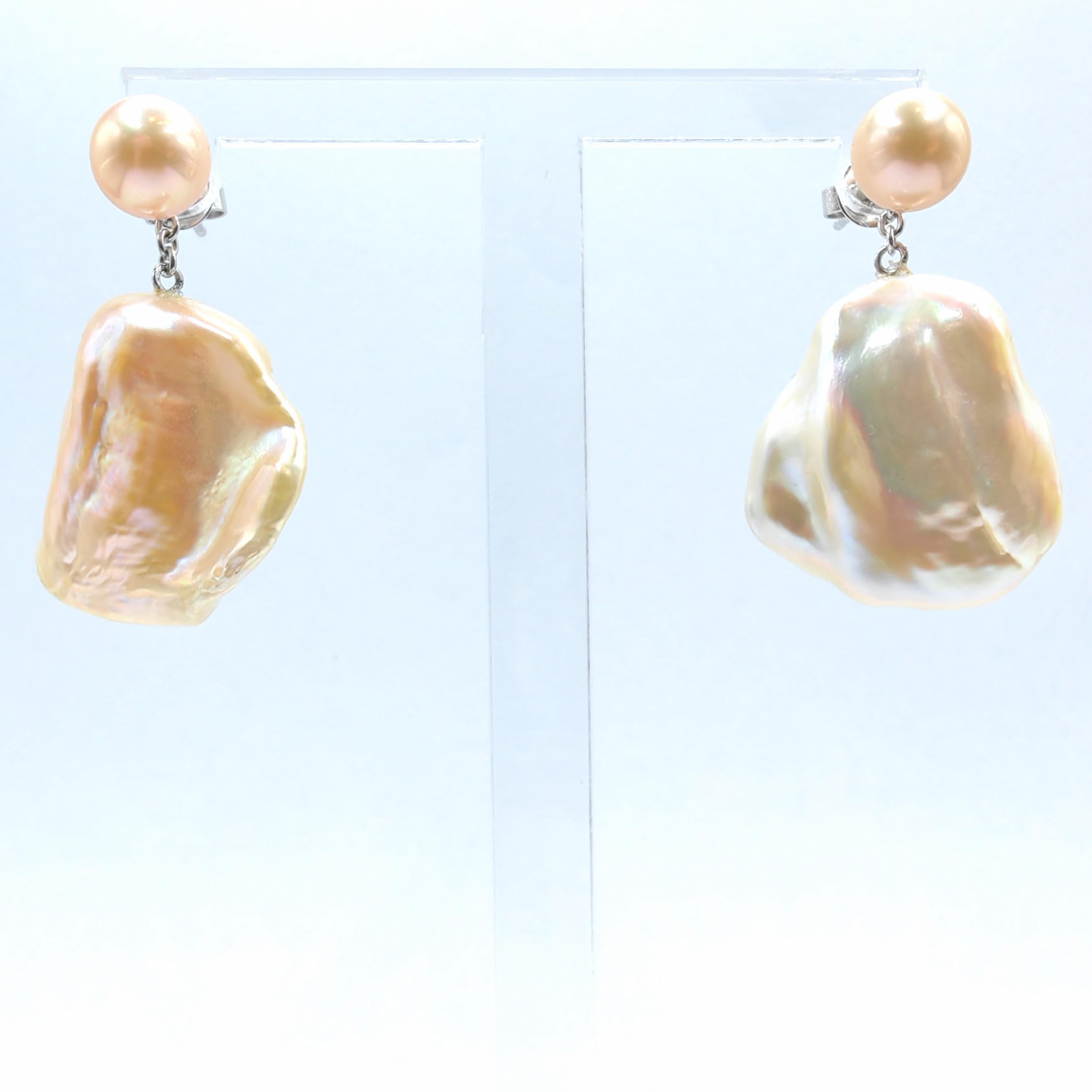 Ti presentiamo i nostri versatili orecchini con perle Champagne e perle Keshi in oro bianco 18 carati, un accessorio accattivante che offre due look distinti ed eleganti in un unico pezzo.

Gli orecchini presentano un paio di perle rotonde d'acqua