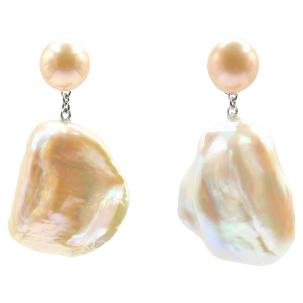 Orecchini con perla champagne e perla Keshi in oro bianco 18K
