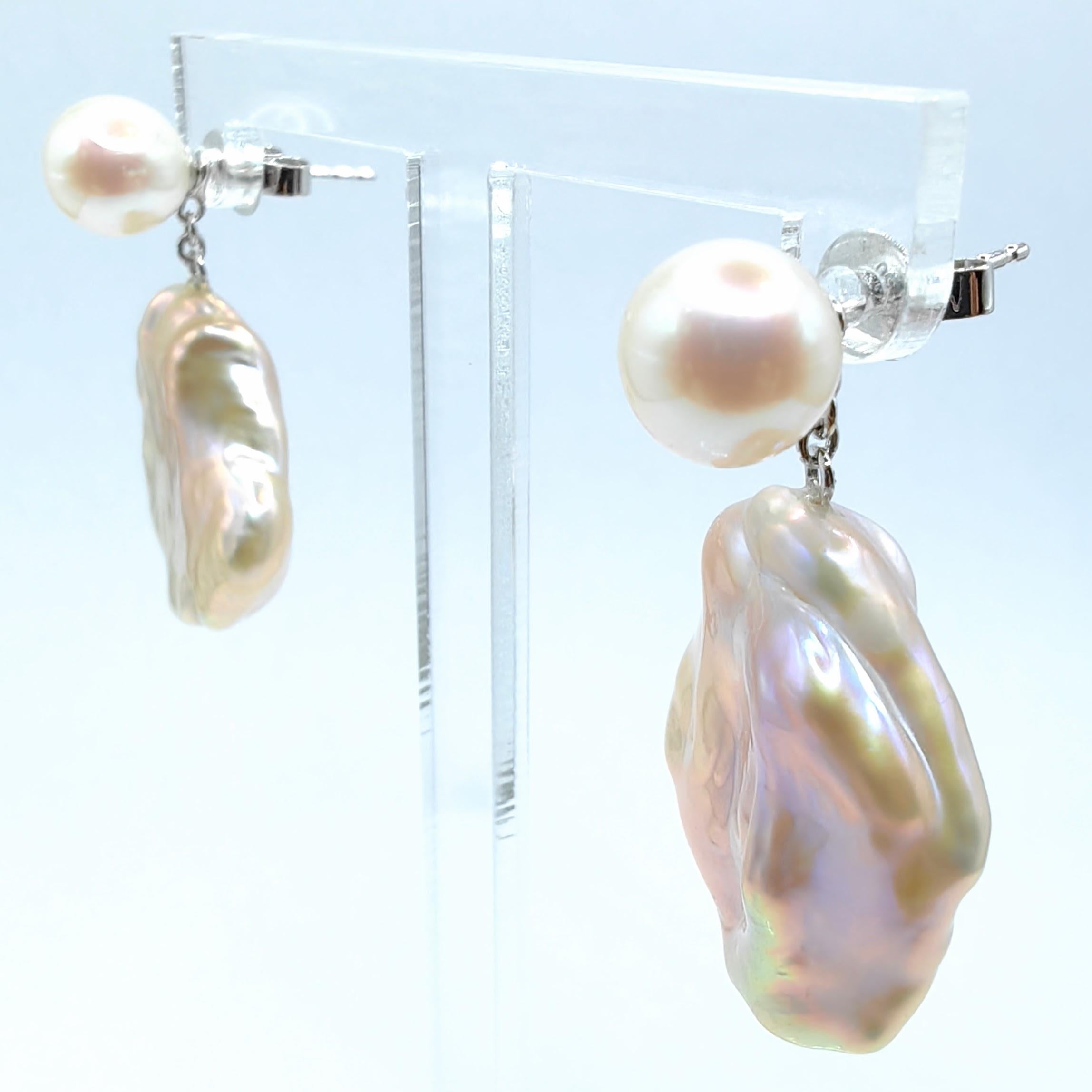 Grezzo Orecchini a perno con perla bianca rosa e perla Keshi in oro bianco 18 carati in vendita