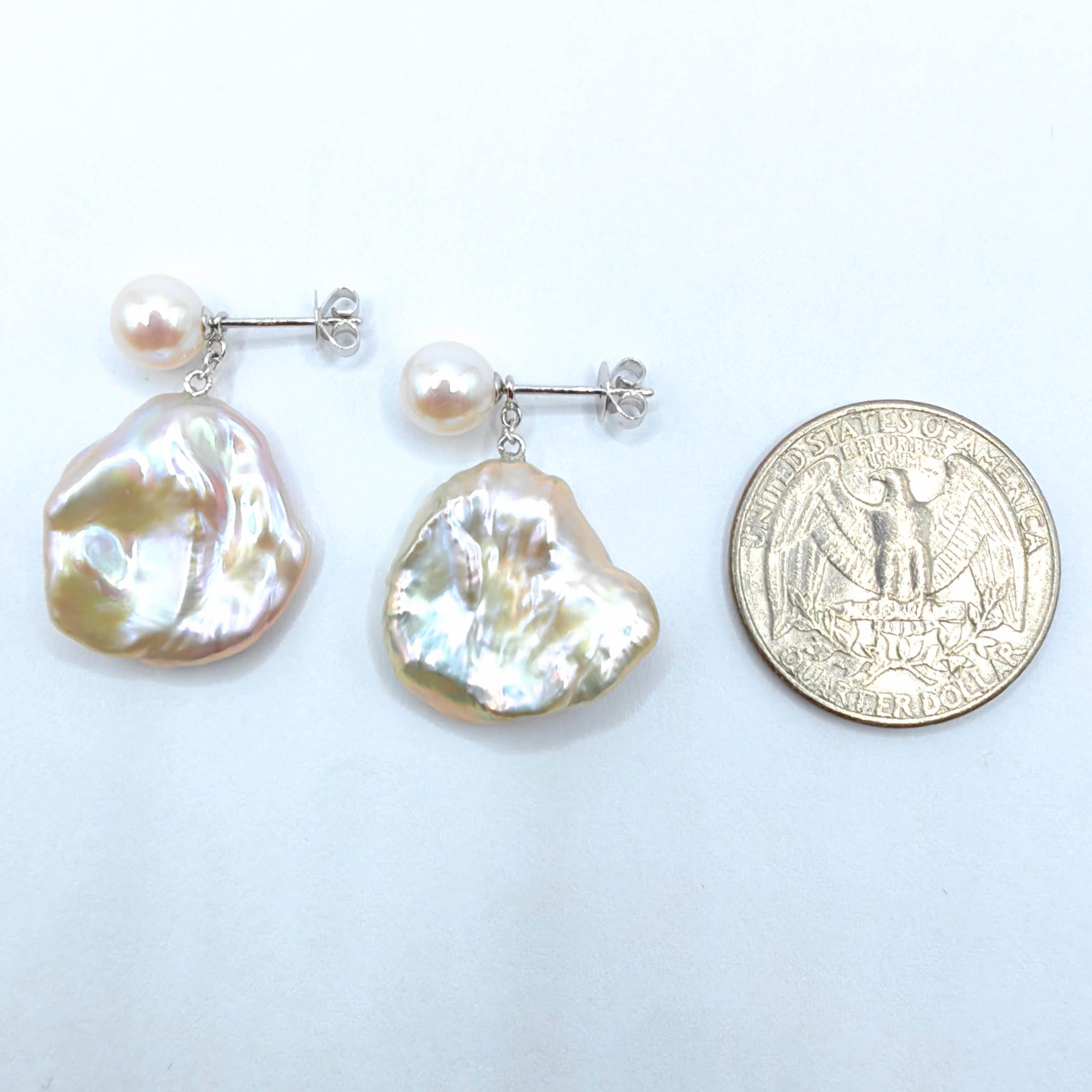 Orecchini a perno con perla bianca rosa e perla Keshi in oro bianco 18 carati in vendita 1