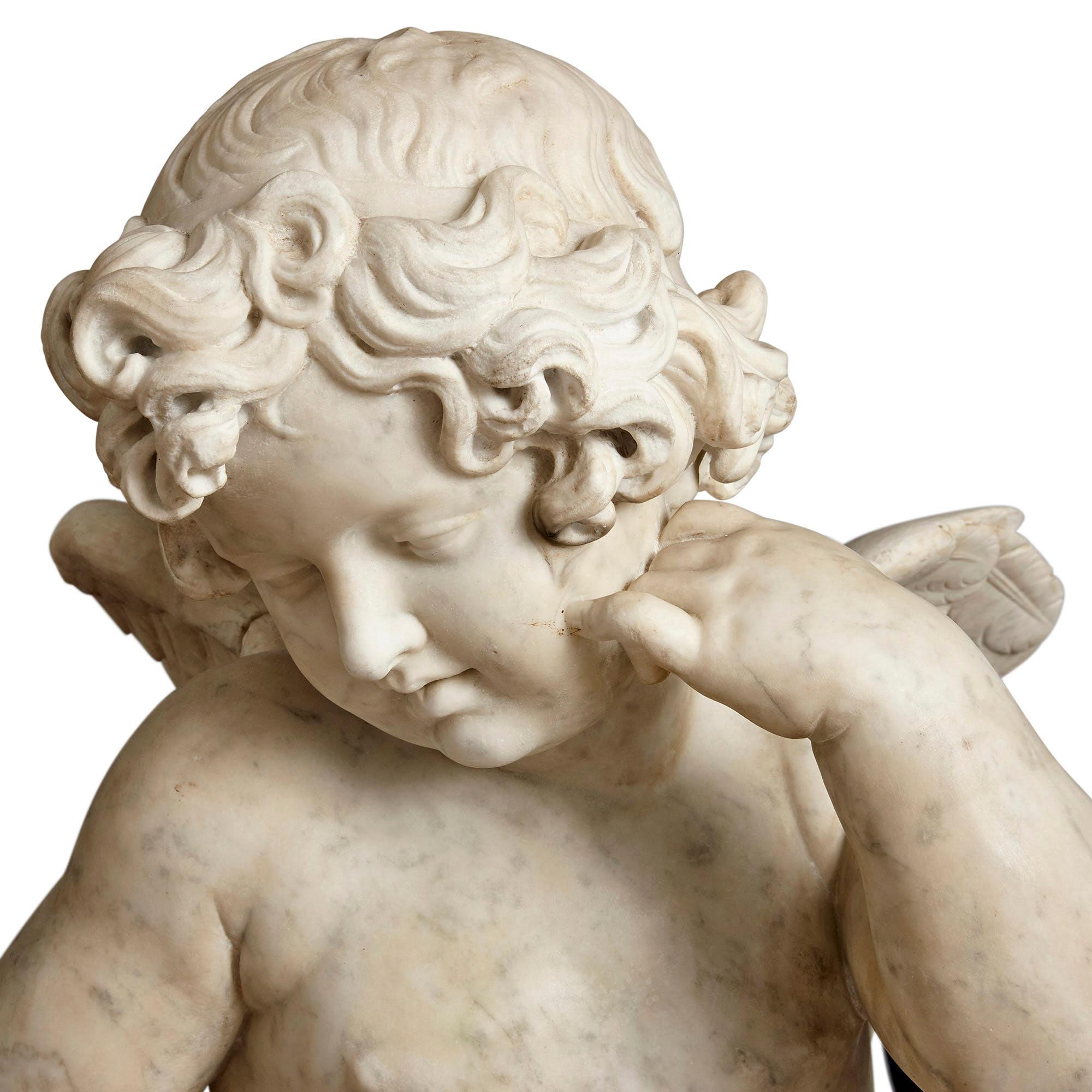 Rococò Due sculture in marmo di Cherubini in stile rococò del periodo Luigi XV in vendita