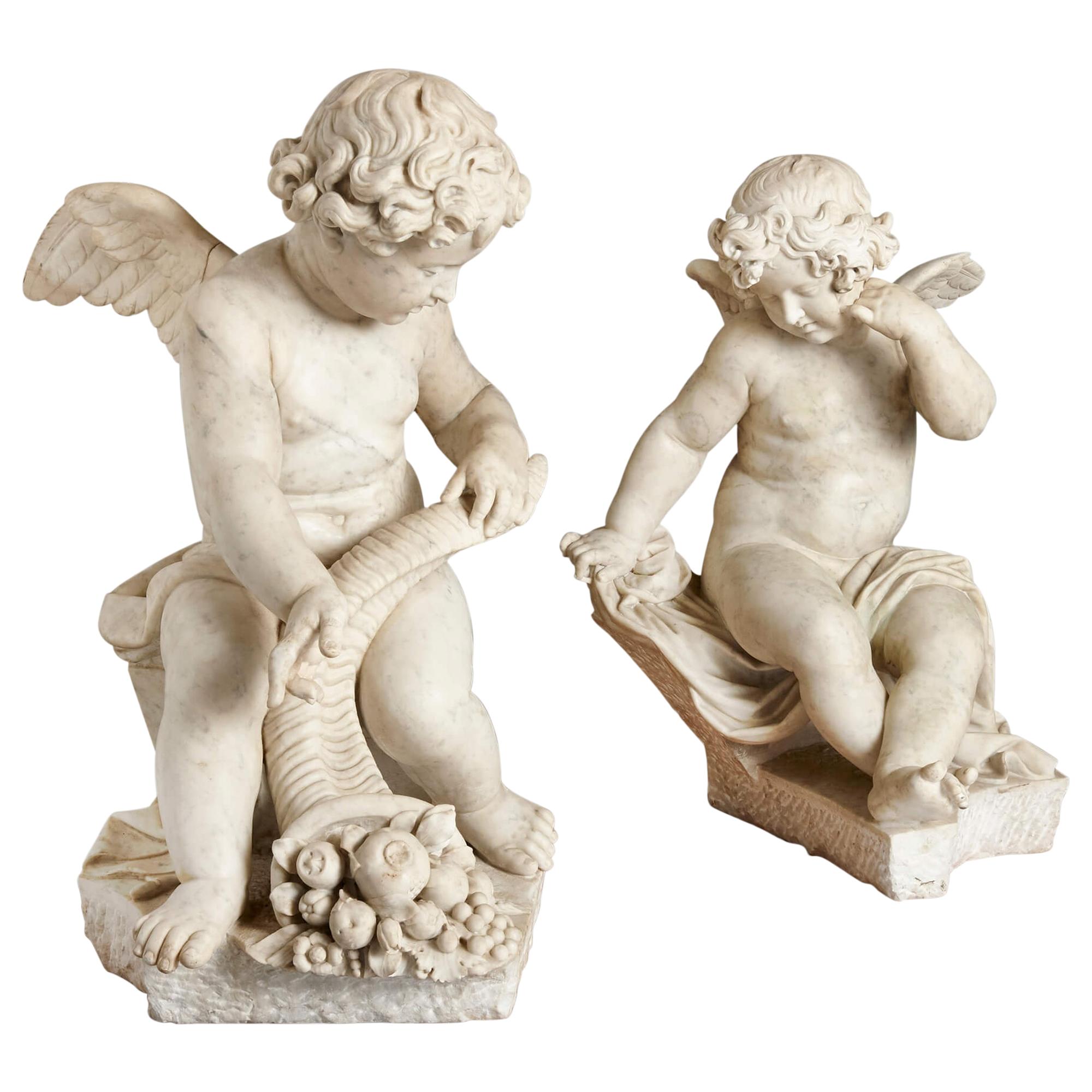 Deux sculptures de chérubins en marbre de style rococo d'époque Louis XV