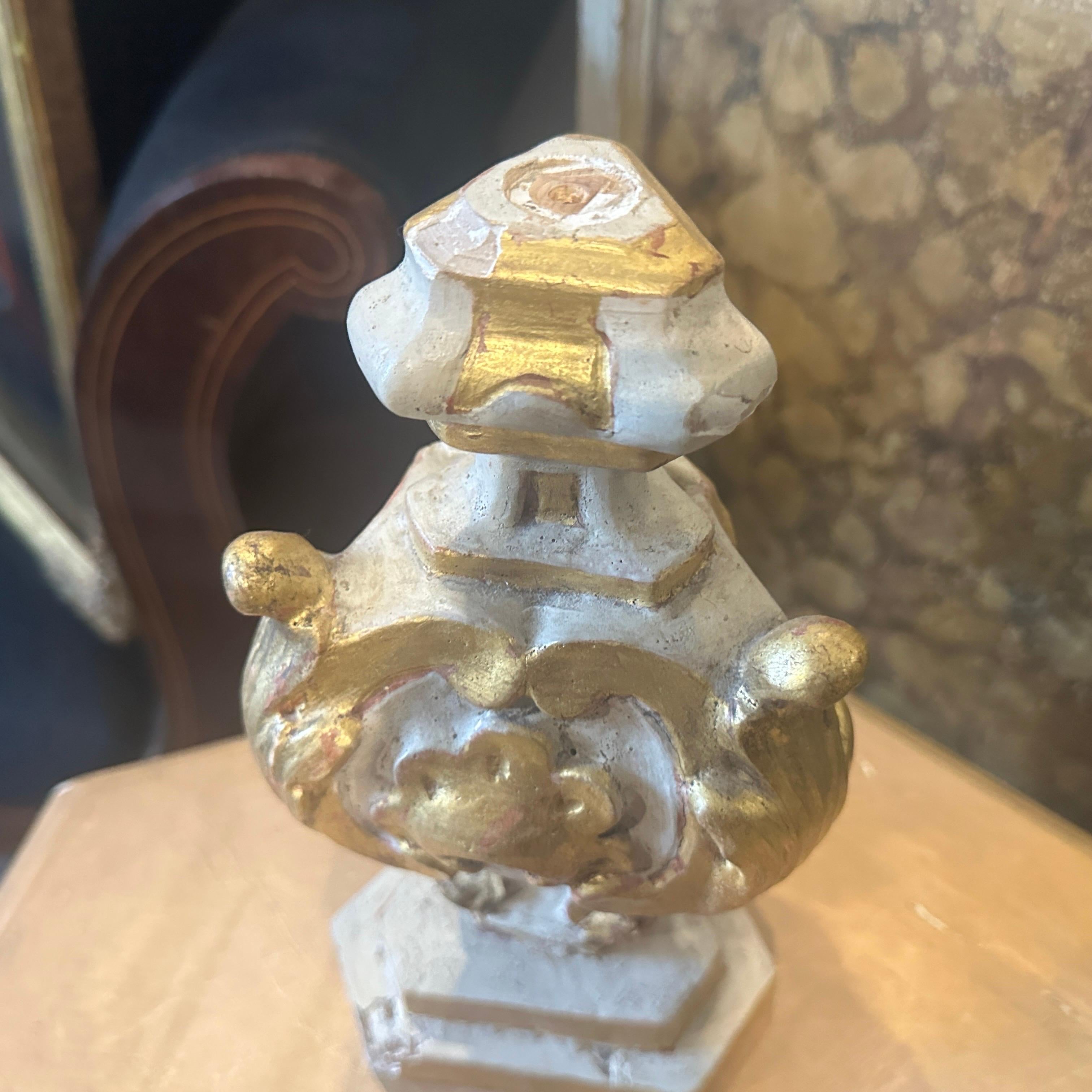 Zwei sizilianische Palmenständer aus weiß lackiertem und vergoldetem Holz im Stil Ludwig XV. im Angebot 1