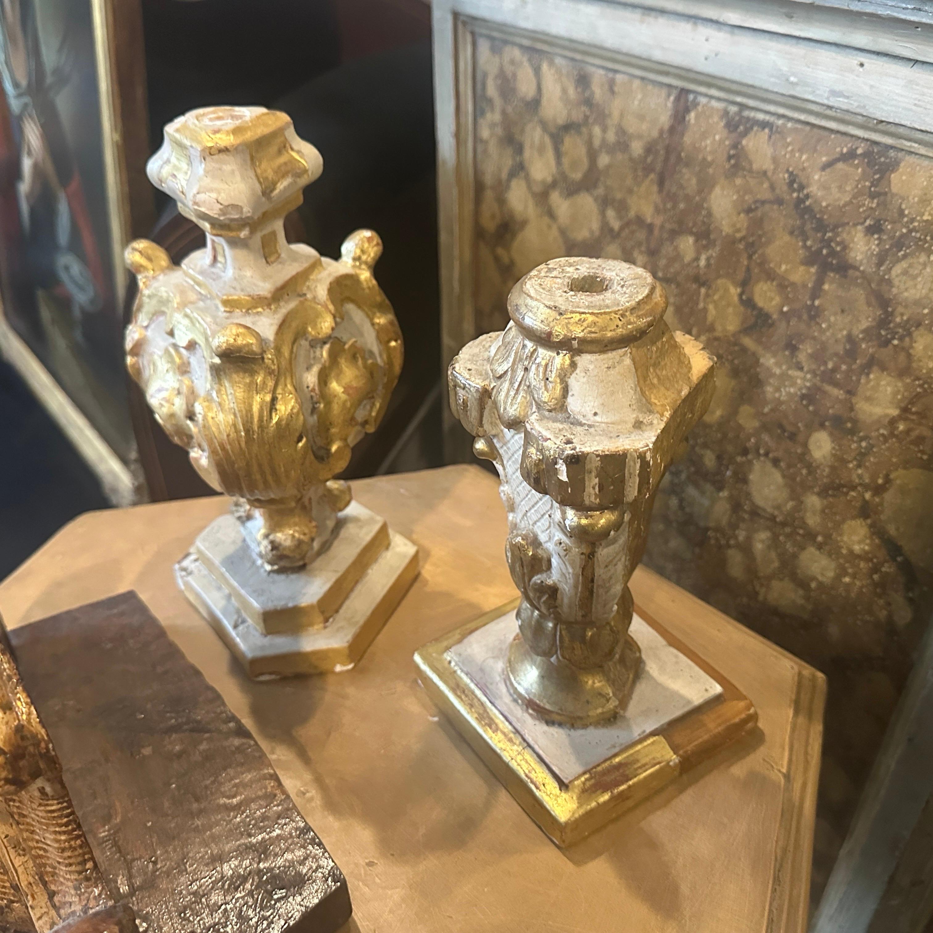 Zwei sizilianische Palmenständer aus weiß lackiertem und vergoldetem Holz im Stil Ludwig XV. (Louis XV.) im Angebot