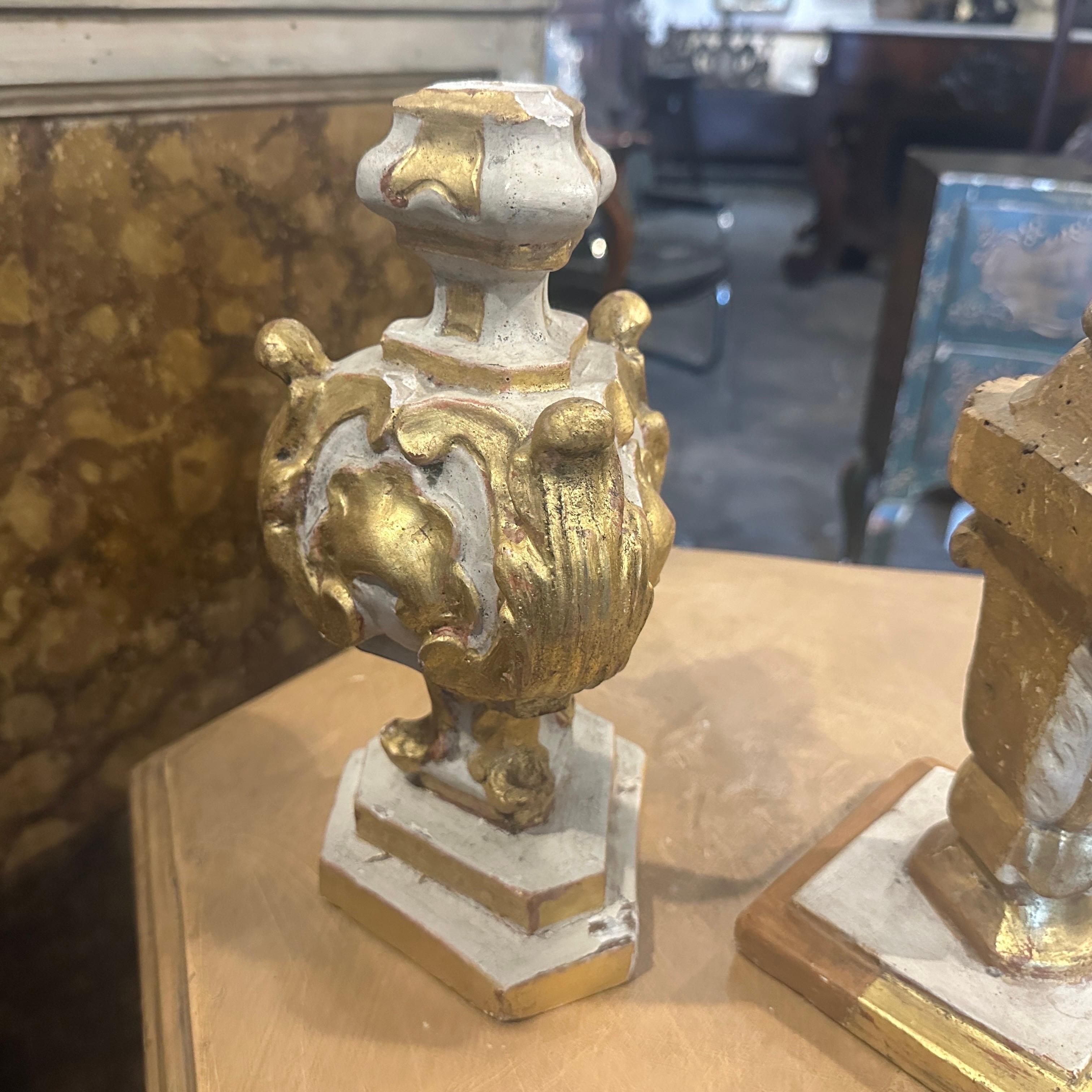 Zwei sizilianische Palmenständer aus weiß lackiertem und vergoldetem Holz im Stil Ludwig XV. (Obstholz) im Angebot