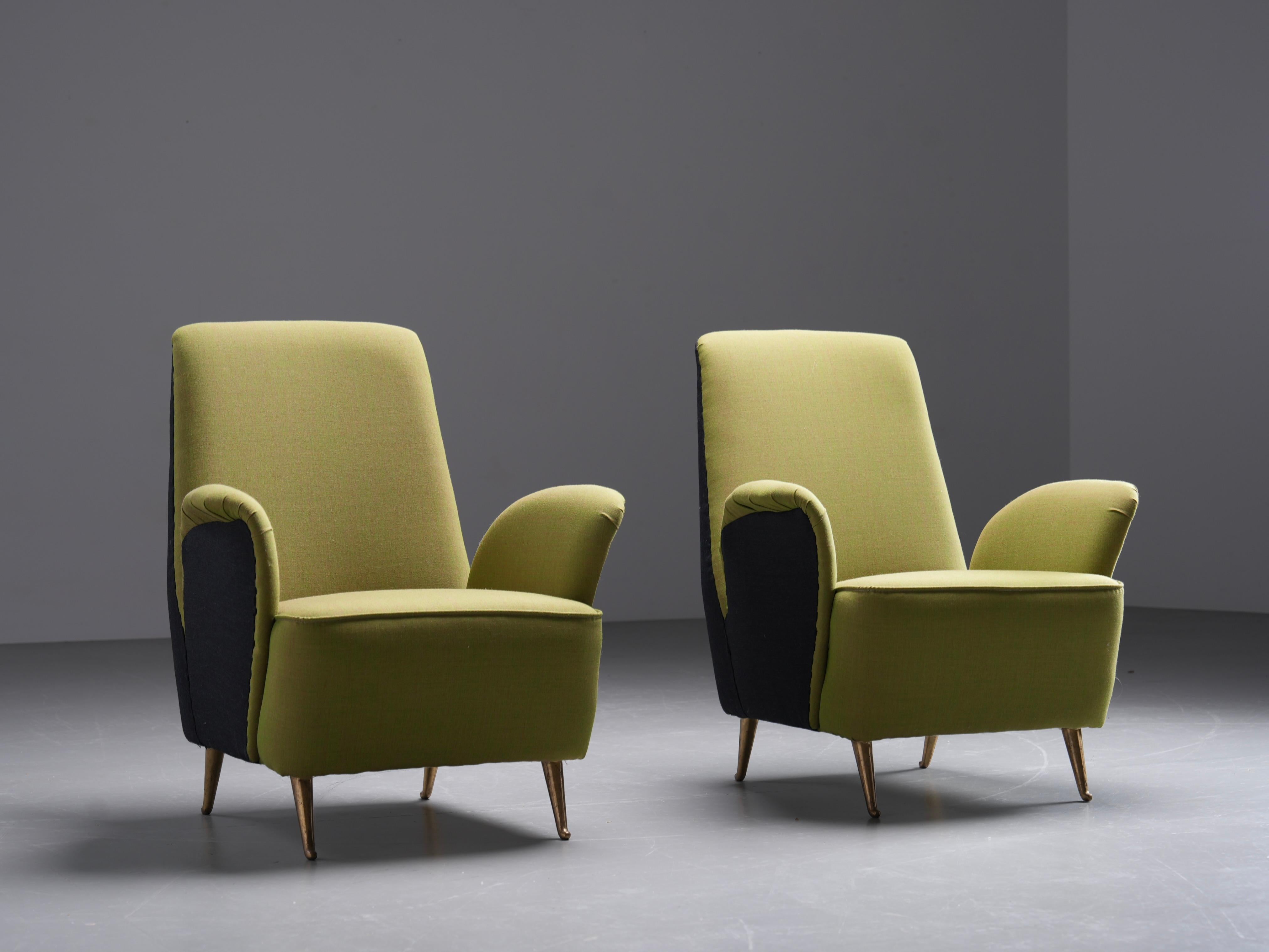 Coppia di sedie da salotto di ISA Bergamo, Italia, anni '50. Un design giocoso ed elegante con linee morbide e arrotondate e una seduta bassa e invitante.

La Fabrice è rivestita in un tessuto di alta qualità finemente intrecciato di colore verde
