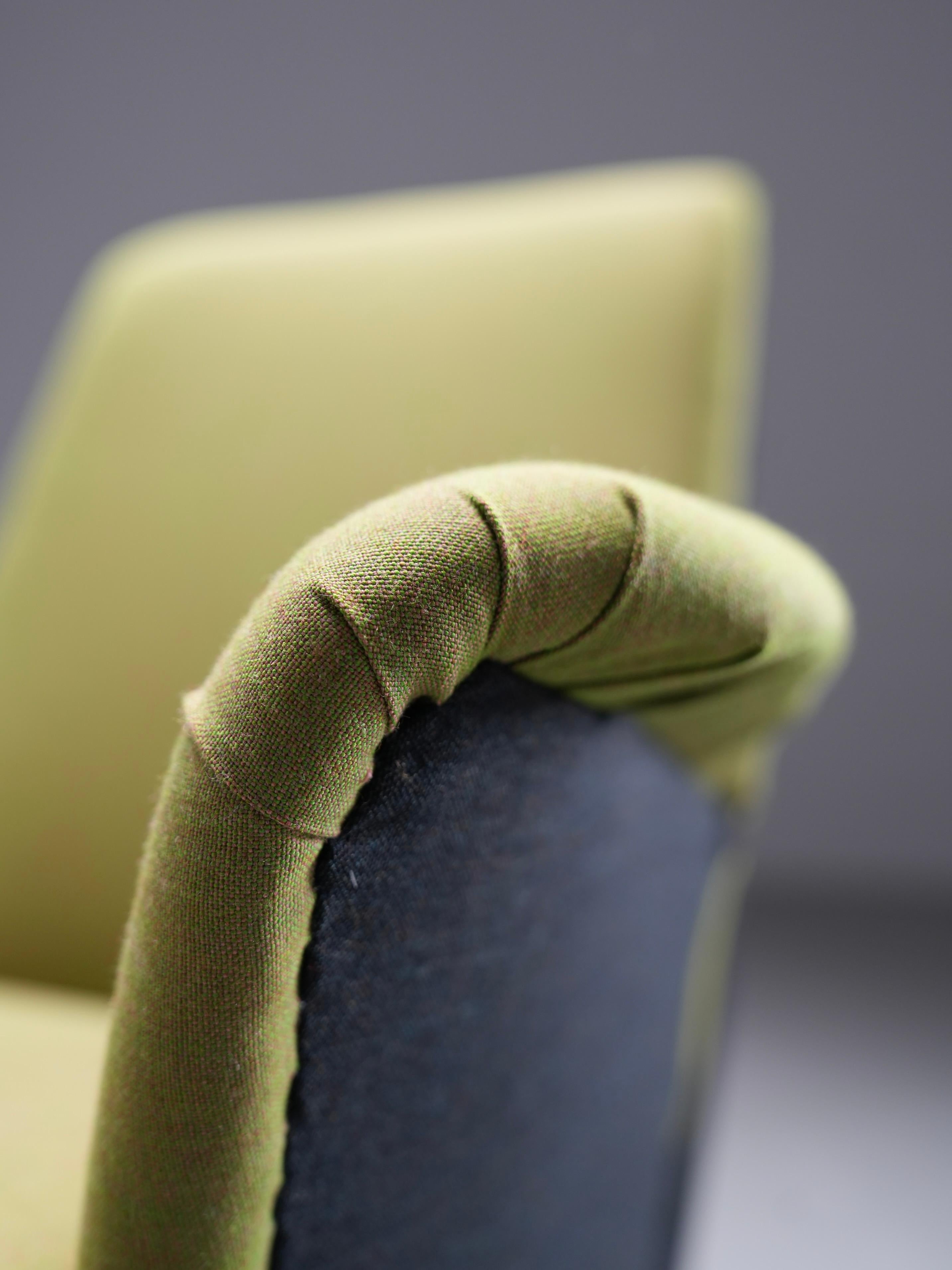 Italiano Due sedie da salotto di Fabrice Bergamo in tessuto e ottone, Italia, anni '50 in vendita