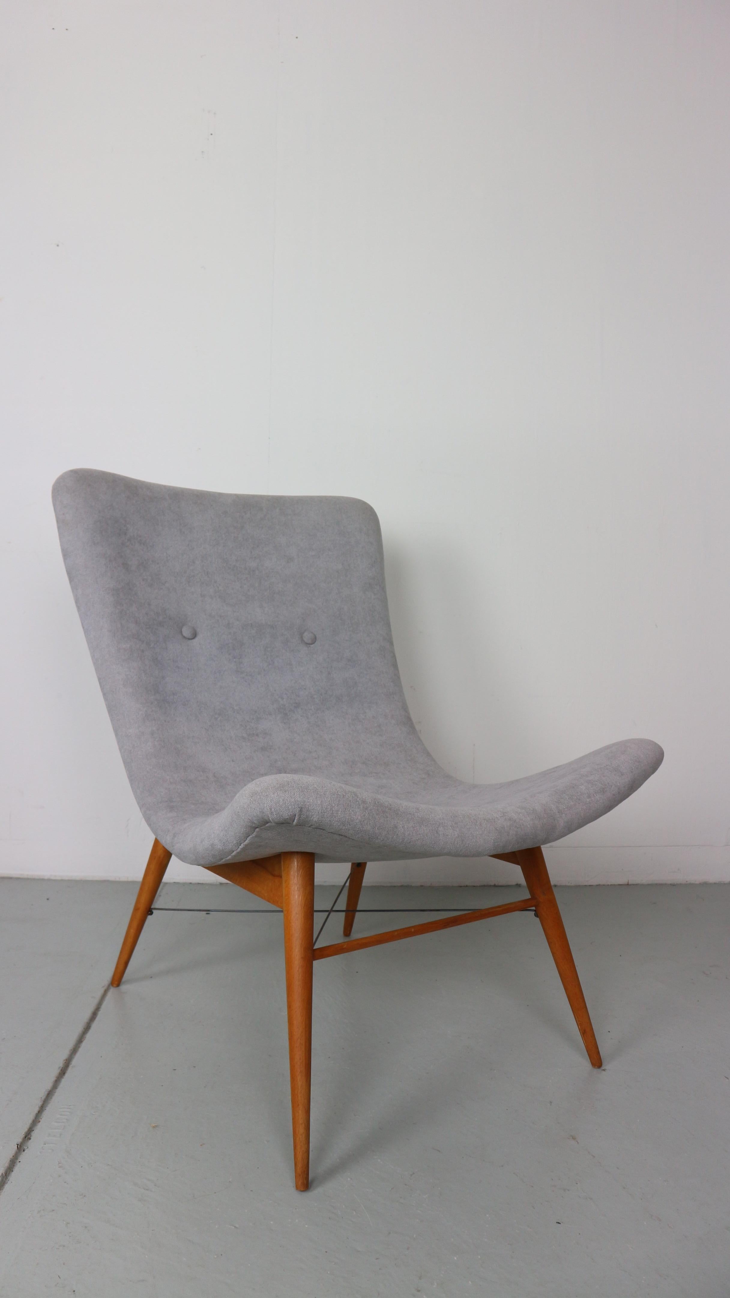 Two Lounge Chairs by Miroslav Navratil, Newly upholstered, 1959s In Good Condition For Sale In The Hague, NL