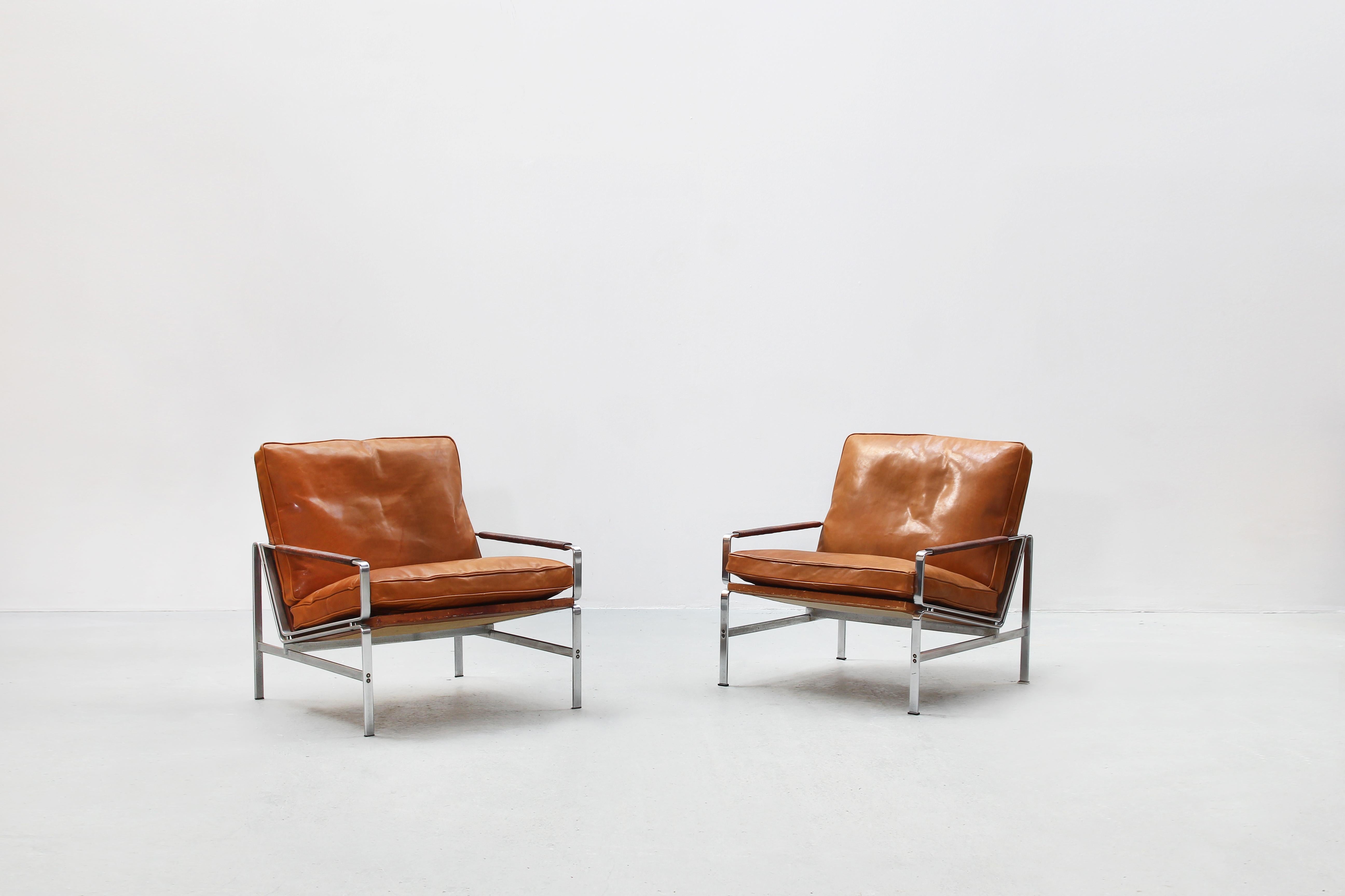 A beautiful pair of lounge chairs designed by Preben Fabricius & Jørgen Kastholm and produced by Alfred Kill International, Germany 1968. Both chairs are in a very good condition with just little traces of usage. The cushions were newly