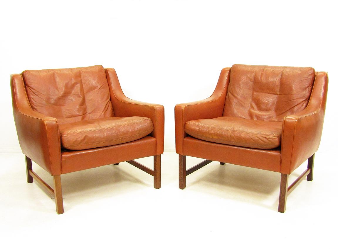 A pair of 1960s lounge chairs in cognac leather with rosewood frames by Fredrik Kayser for Vatne.

These sumptuous chairs have down-filled cushions for optimum comfort.

They are in excellent vintage condition throughout.

The Vatne maker