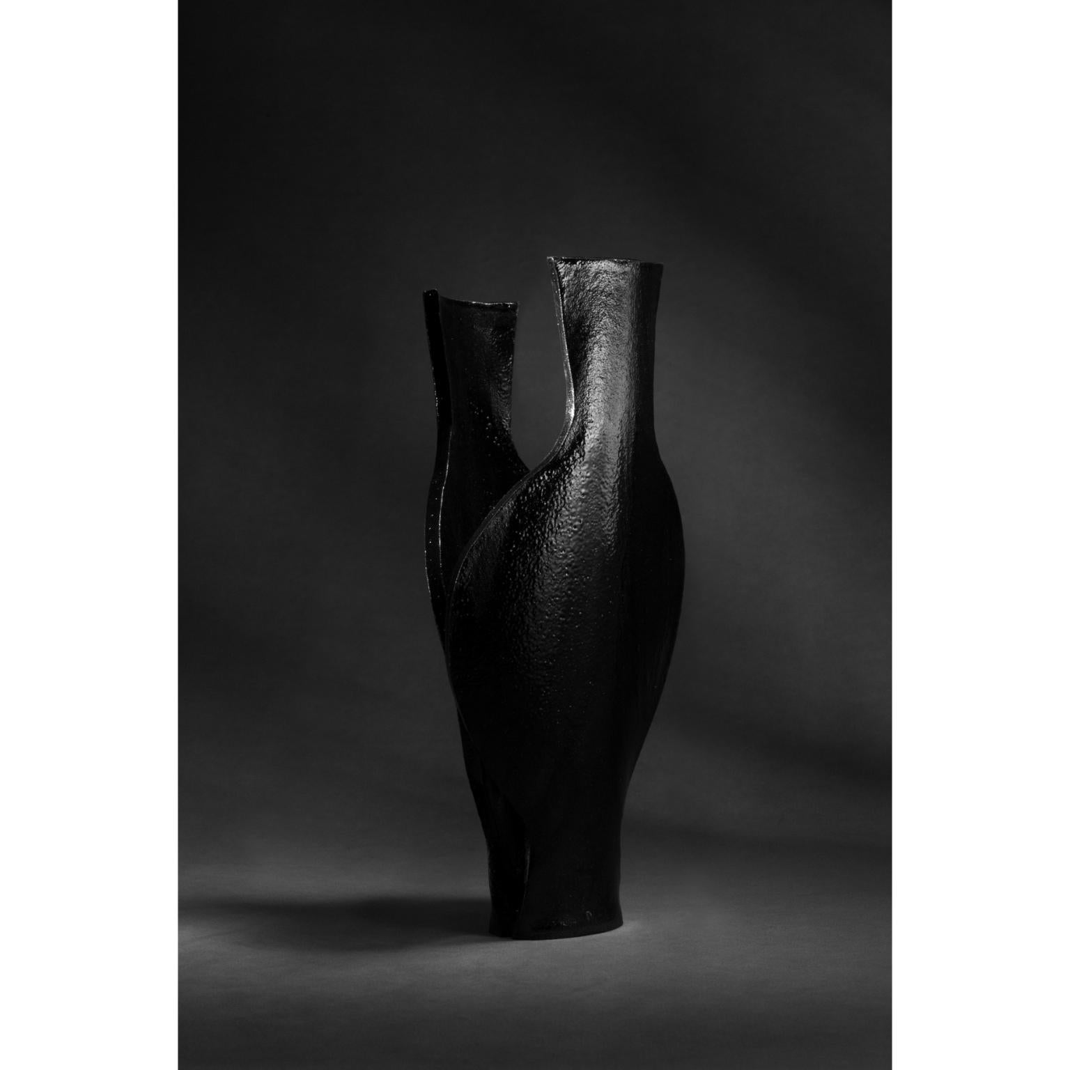 Vaso Two Lovers A&M di Georgiev Zabeta
Dimensioni: Ø 13 x H. 31 cm.
Materiali: Argilla e smalto in gres prodotto a ruota.

Georgiev Zabeta è uno studio multidisciplinare che si muove tra architettura, arte, teoria, ricerca e altri fenomeni.

Non